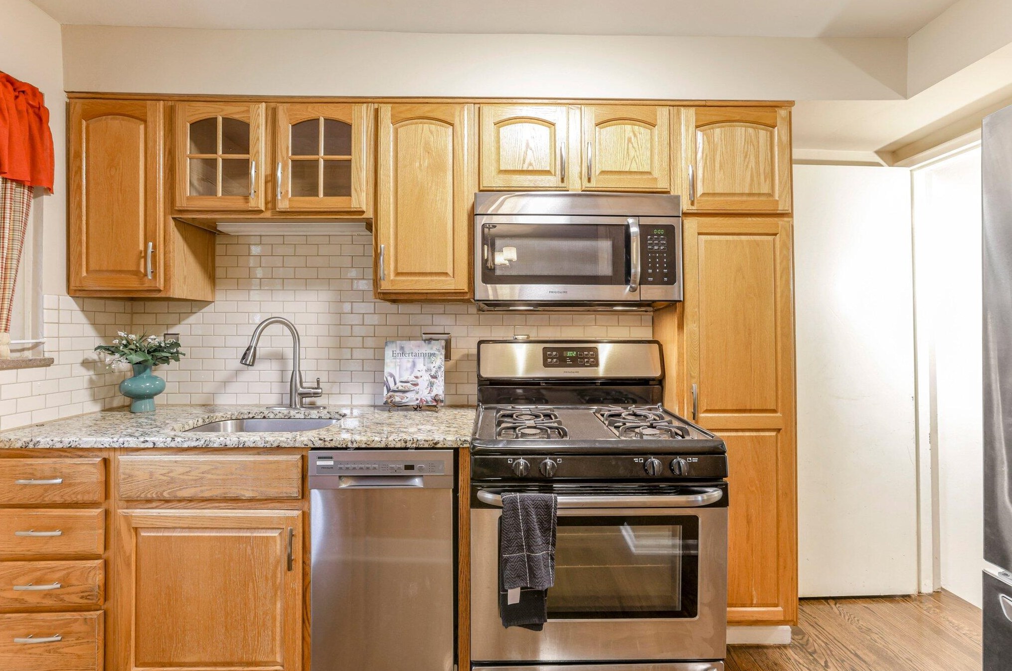 1802 Kings Ct, Columbus OH 43212-1548 exterior