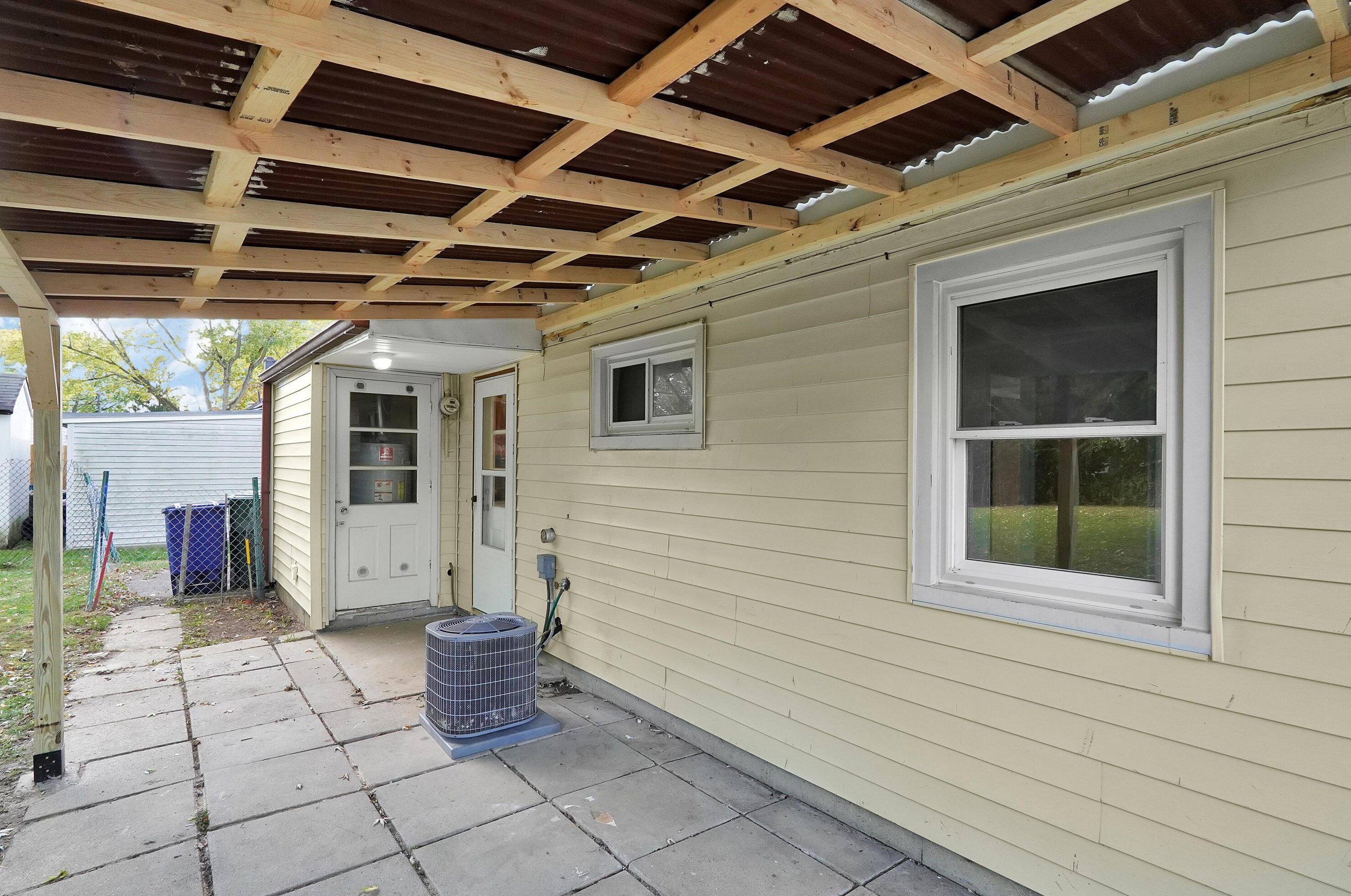 3760 Eisenhower Rd, Columbus OH  43224-2628 exterior