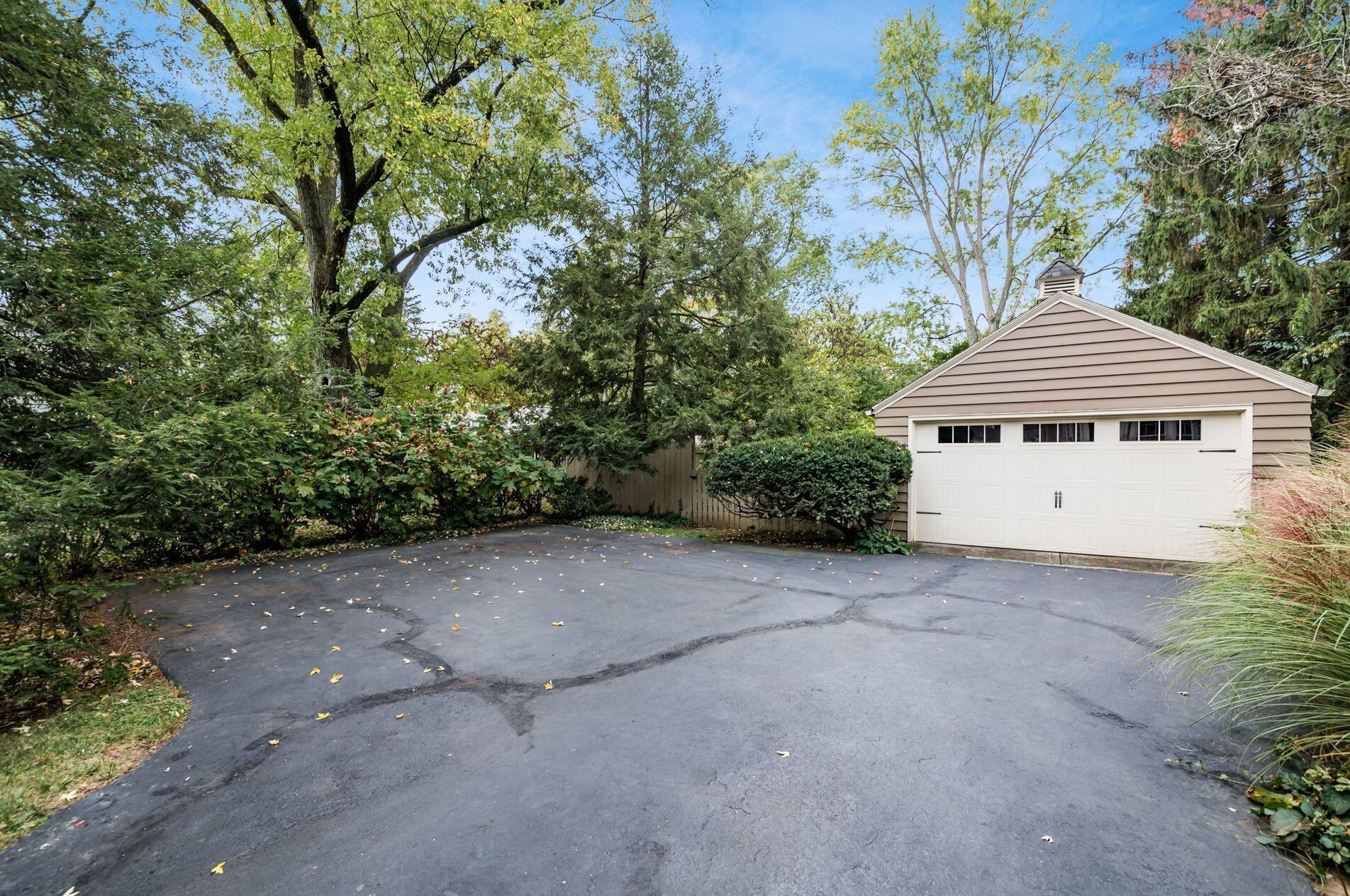 105 Henderson Rd, Columbus OH 43214-2404 exterior