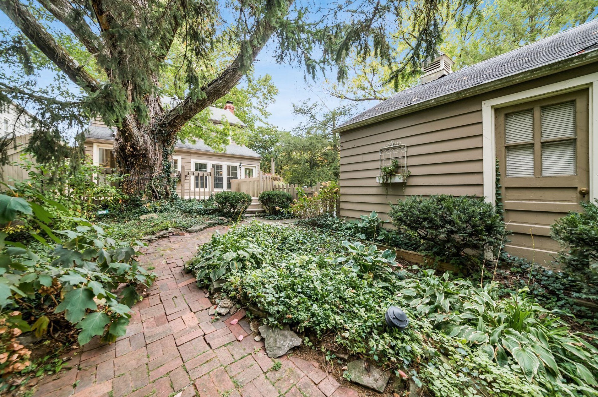 105 Henderson Rd, Columbus OH 43214-2404 exterior