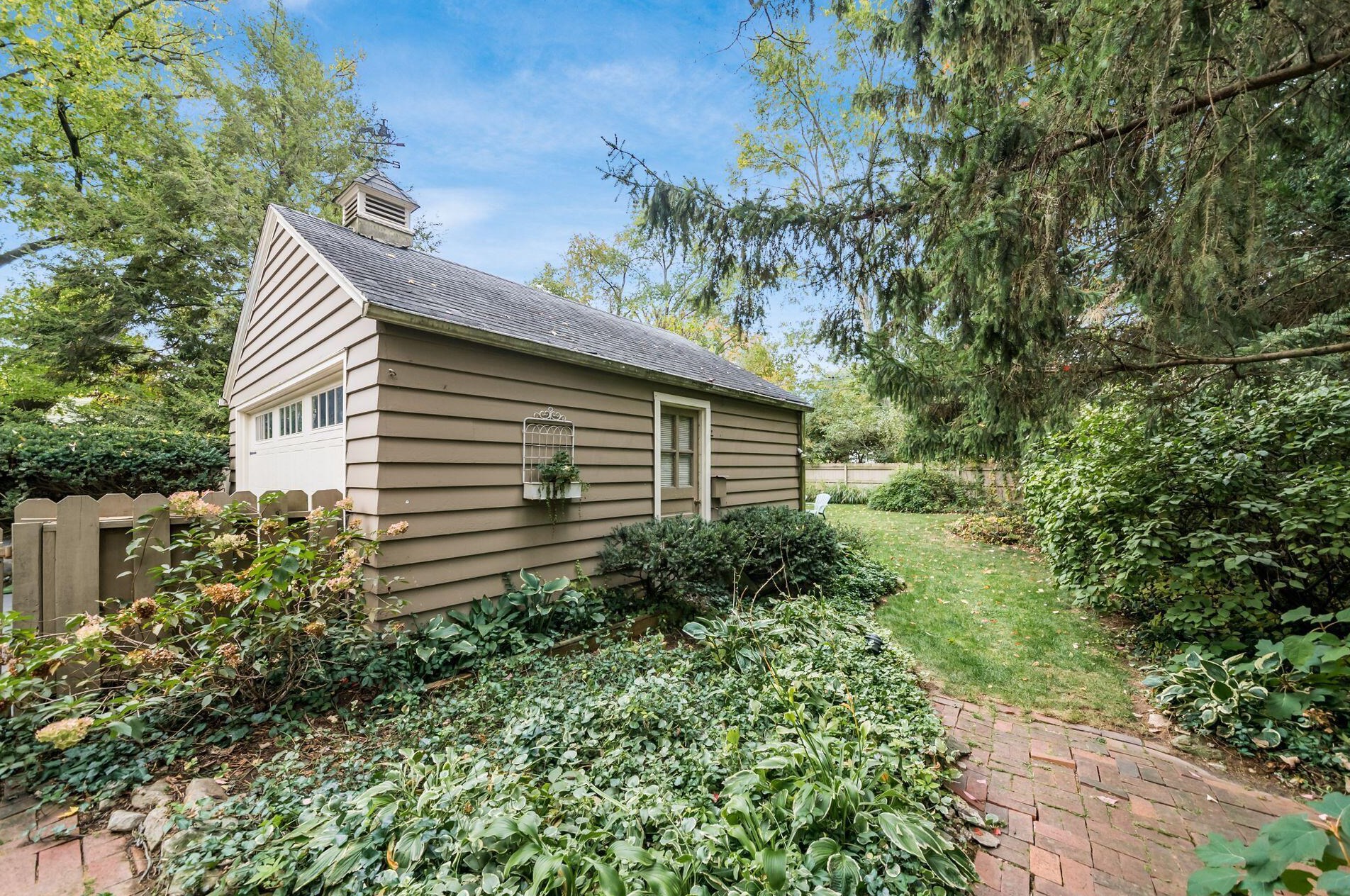 105 Henderson Rd, Columbus OH 43214-2404 exterior