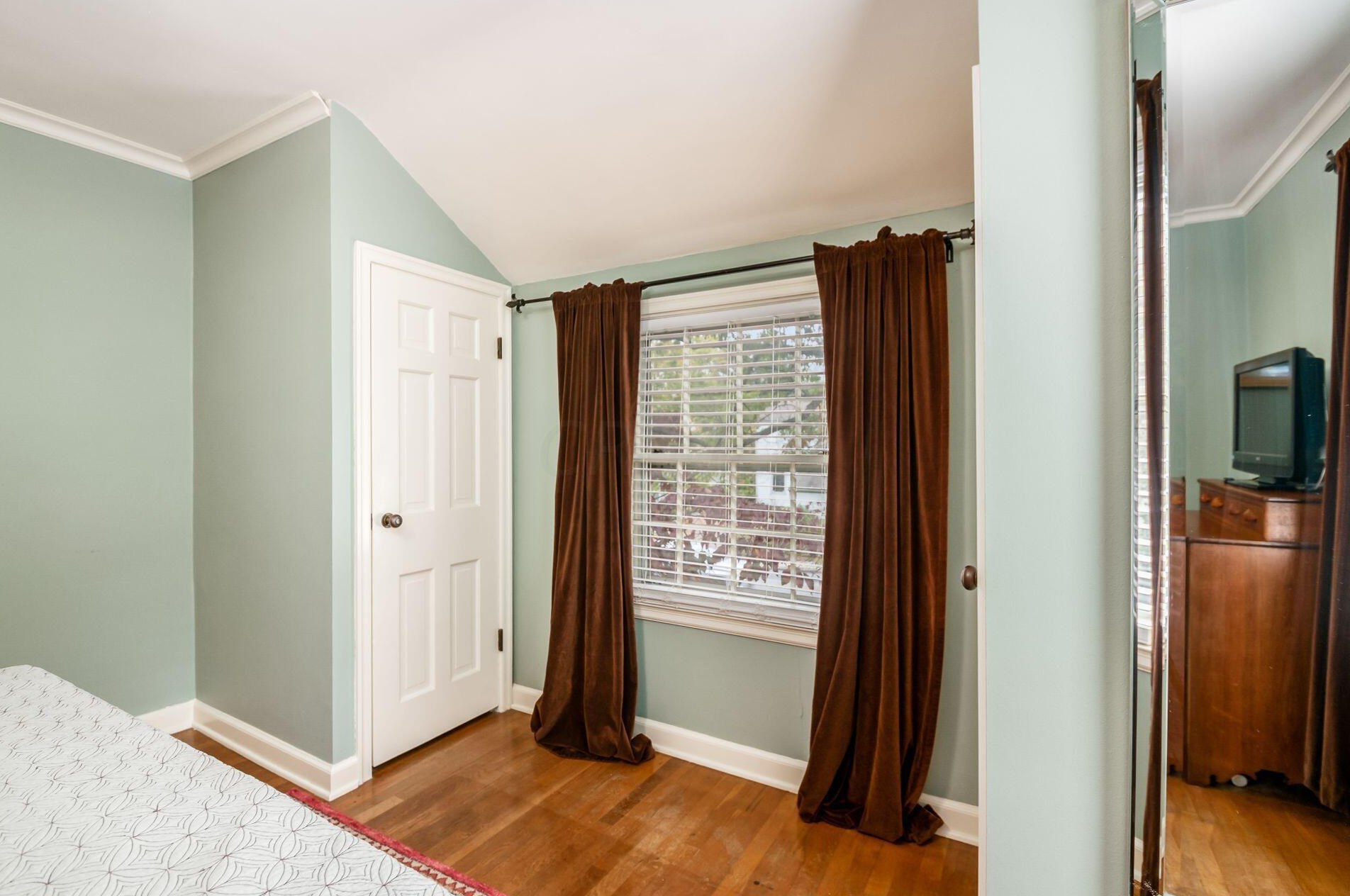 105 Henderson Rd, Columbus OH 43214-2404 exterior