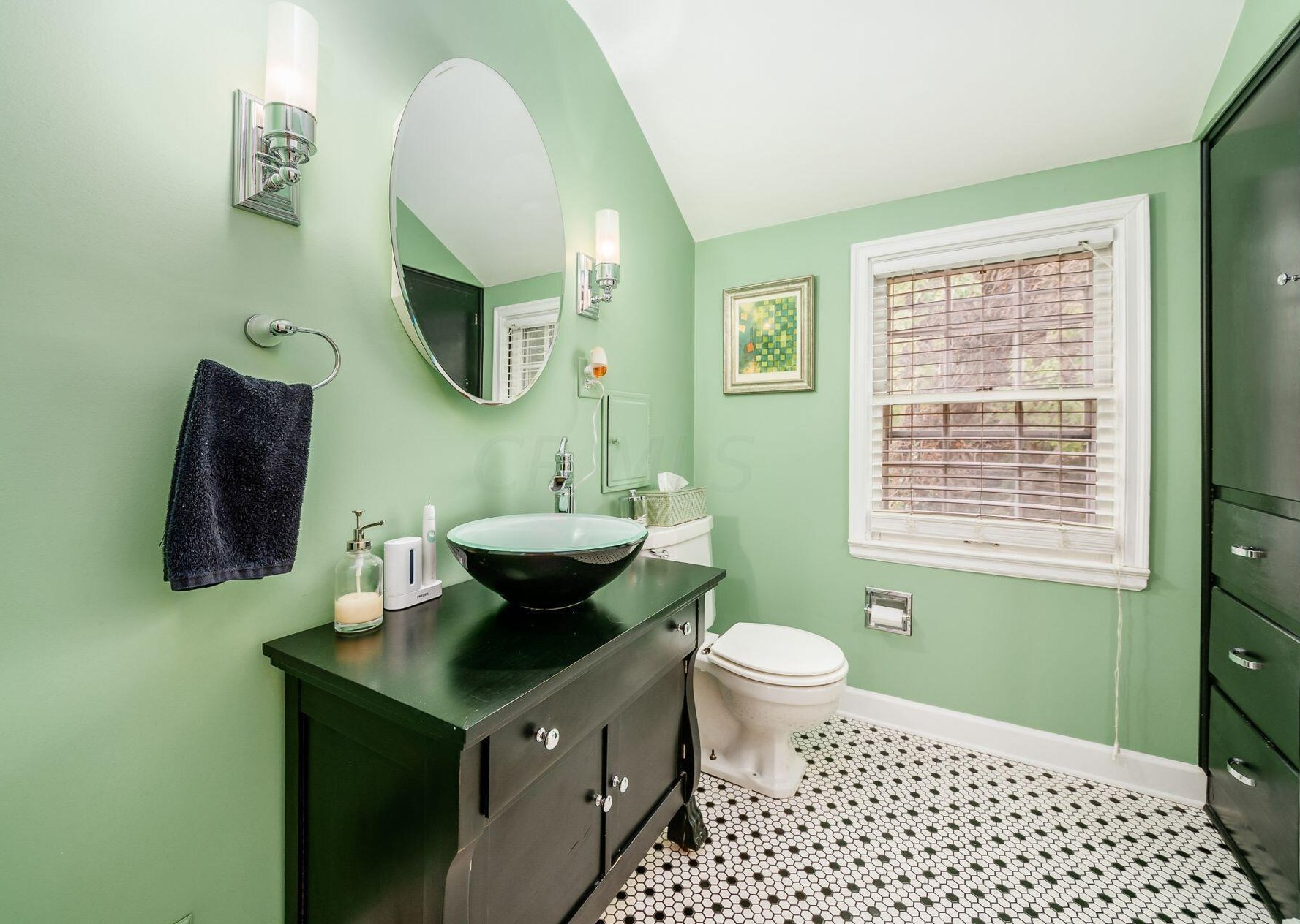 105 Henderson Rd, Columbus OH 43214-2404 exterior