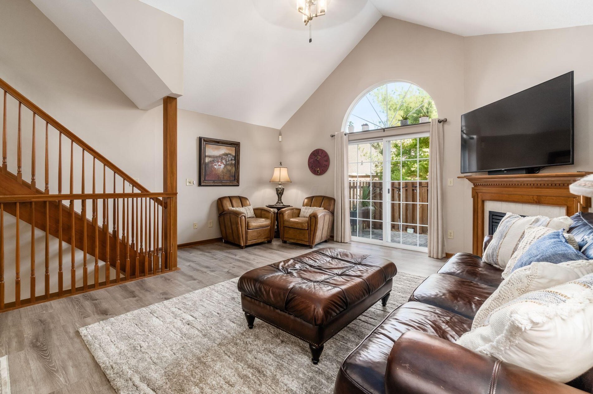 6984 Greensview Village Dr, Cnl Wnchstr OH  43110-8454 exterior