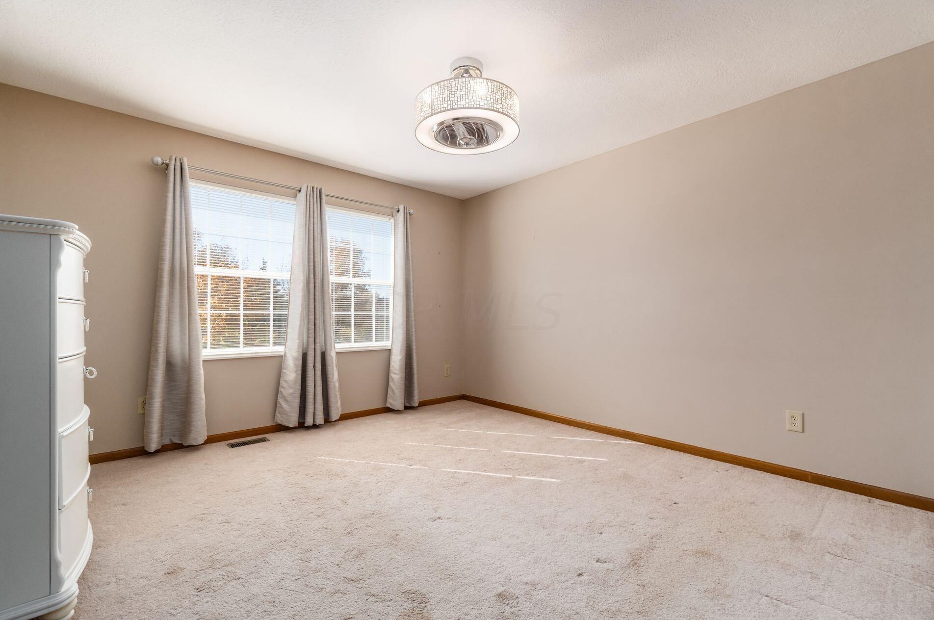 6984 Greensview Village Dr, Cnl Wnchstr OH  43110-8454 exterior
