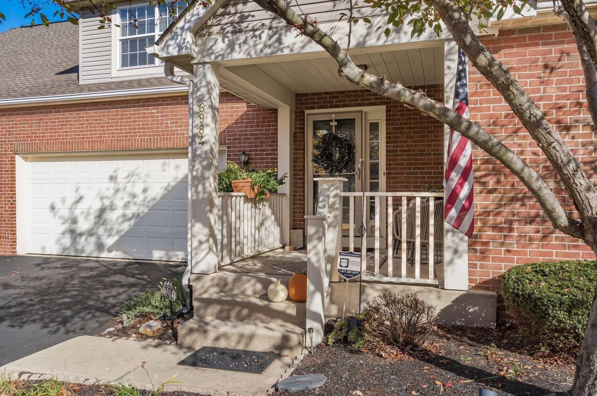 6984 Greensview Village Dr, Cnl Wnchstr OH  43110-8454 exterior