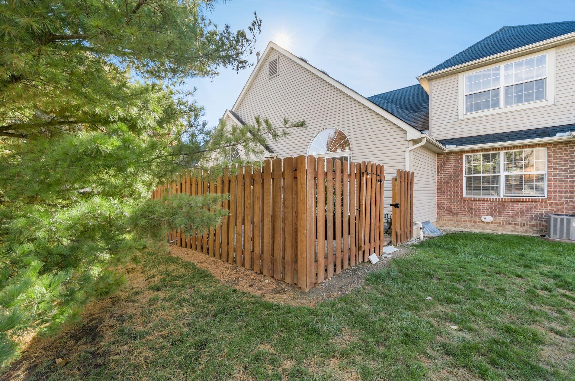 6984 Greensview Village Dr, Cnl Wnchstr OH  43110-8454 exterior