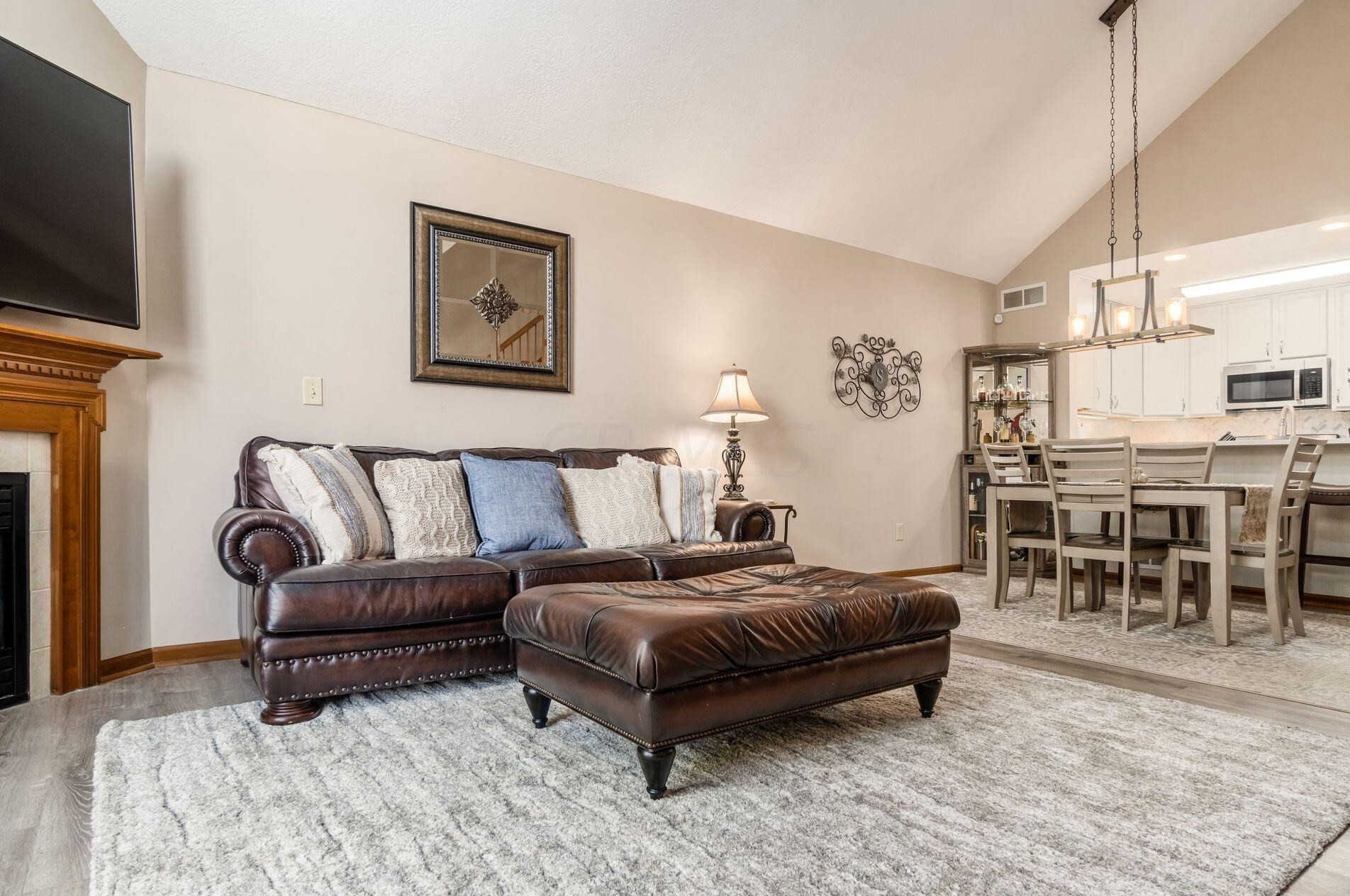 6984 Greensview Village Dr, Cnl Wnchstr OH  43110-8454 exterior