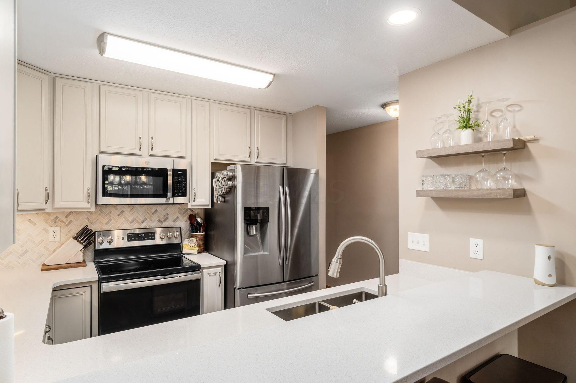 6984 Greensview Village Dr, Cnl Wnchstr OH  43110-8454 exterior