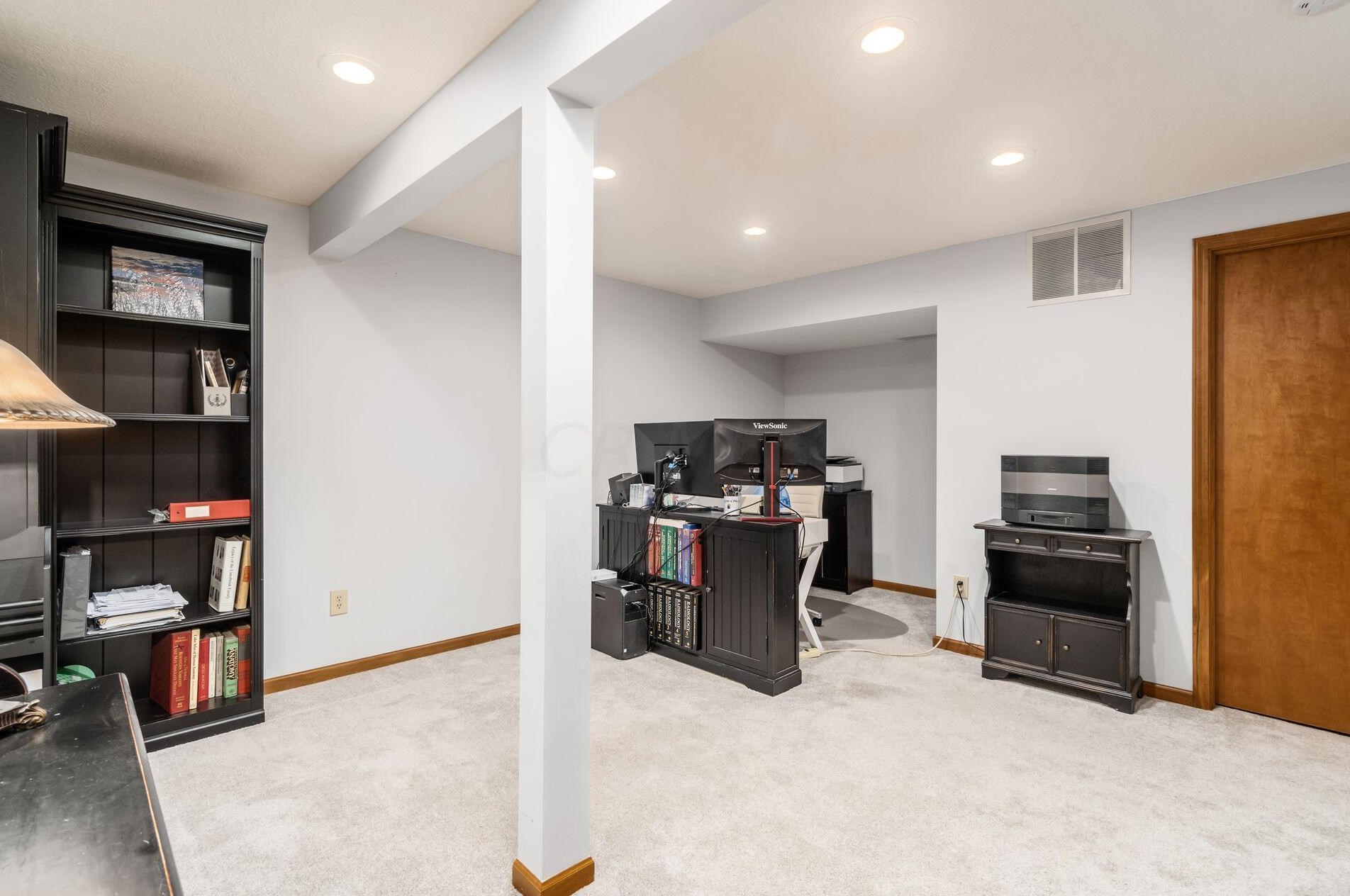 6984 Greensview Village Dr, Cnl Wnchstr OH  43110-8454 exterior