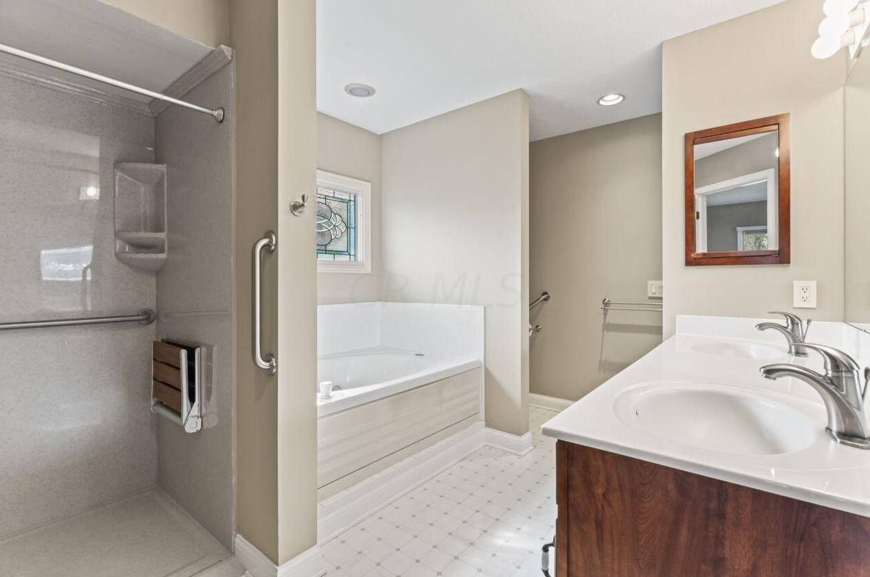 890 Augusta Glen Dr, Columbus OH  43235-5014 exterior