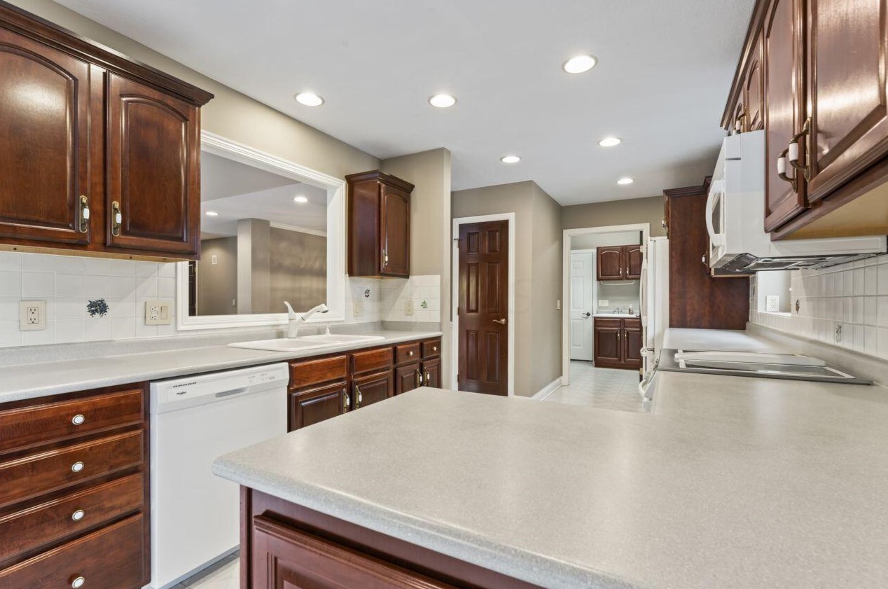 890 Augusta Glen Dr, Columbus OH  43235-5014 exterior