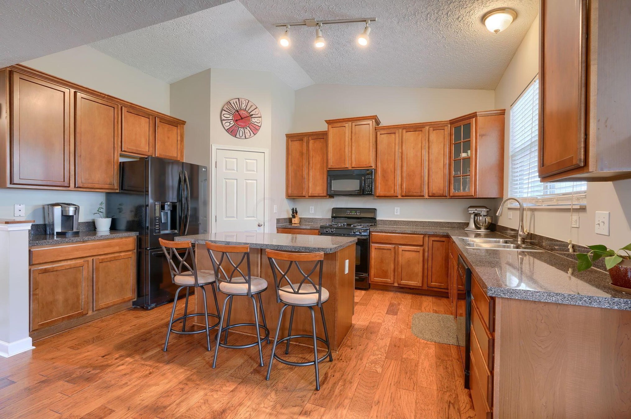 693 Brighton St, Pickerington OH  43147-8009 exterior