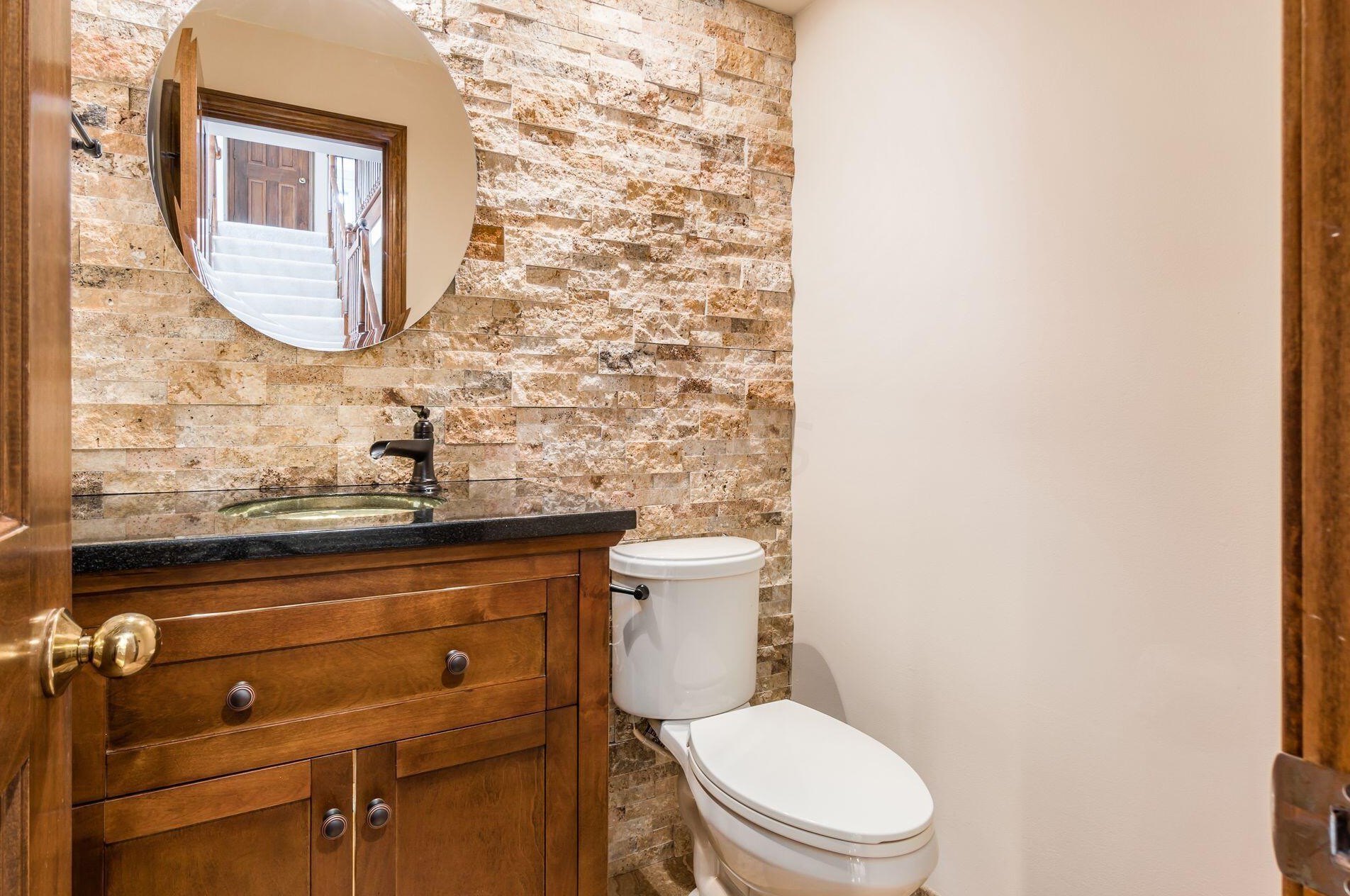 6168 Abbotsford Dr, Dublin OH  43017-8674 exterior