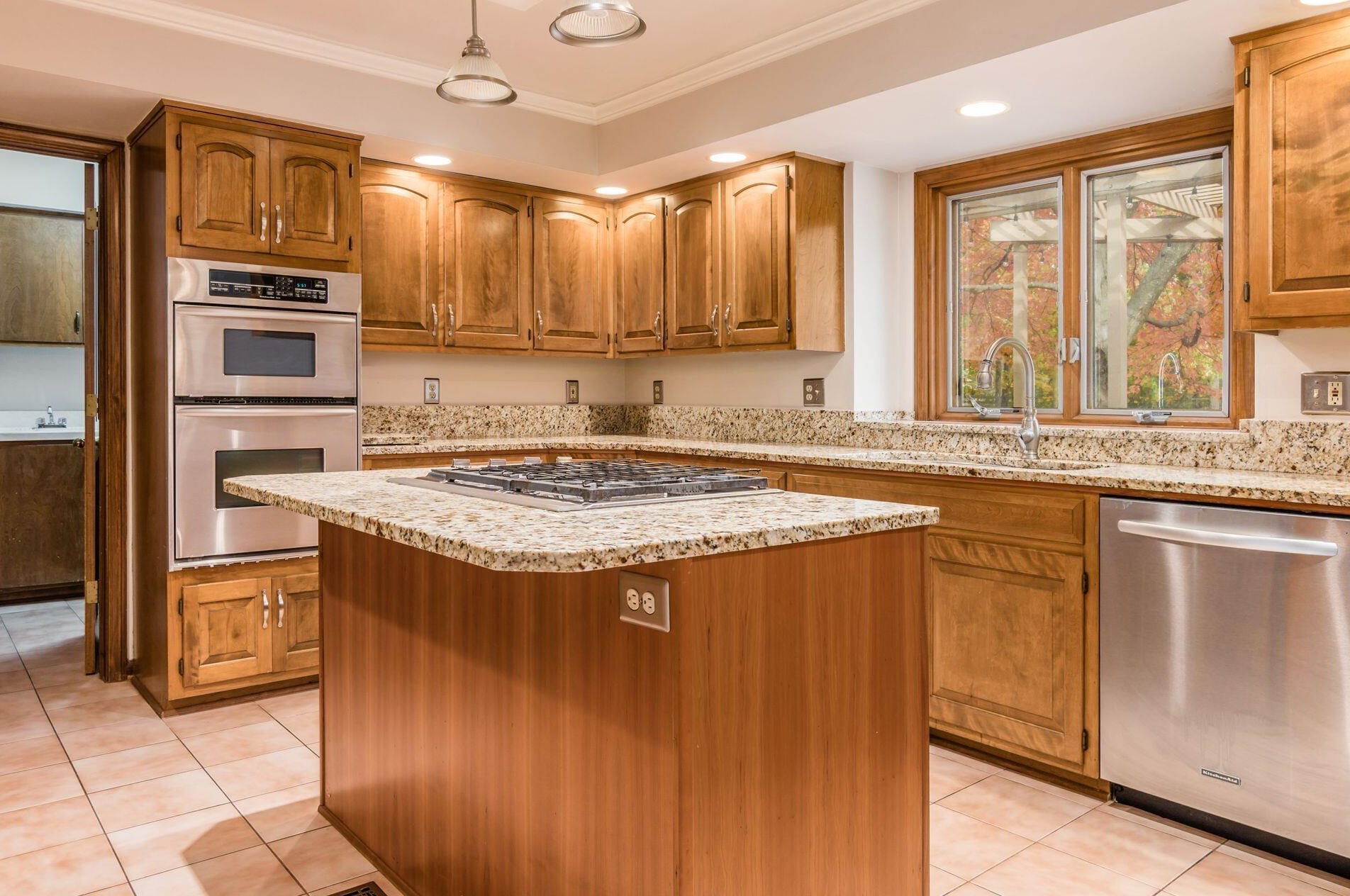 6168 Abbotsford Dr, Dublin OH  43017-8674 exterior