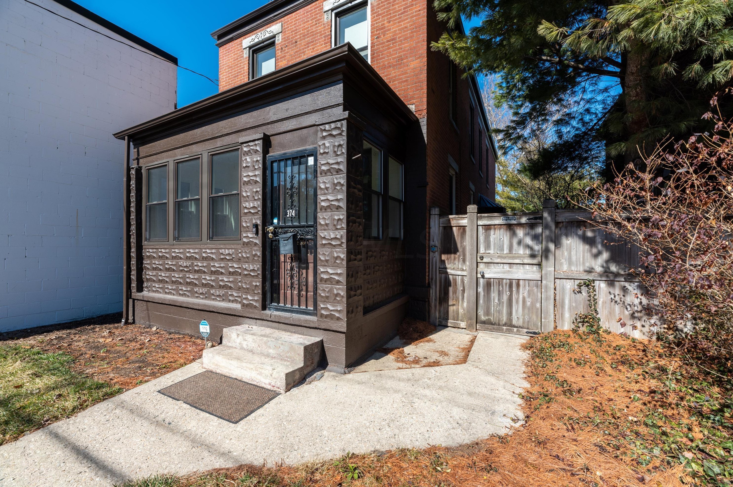 374 Whittier St, Columbus OH  43215-5035 exterior