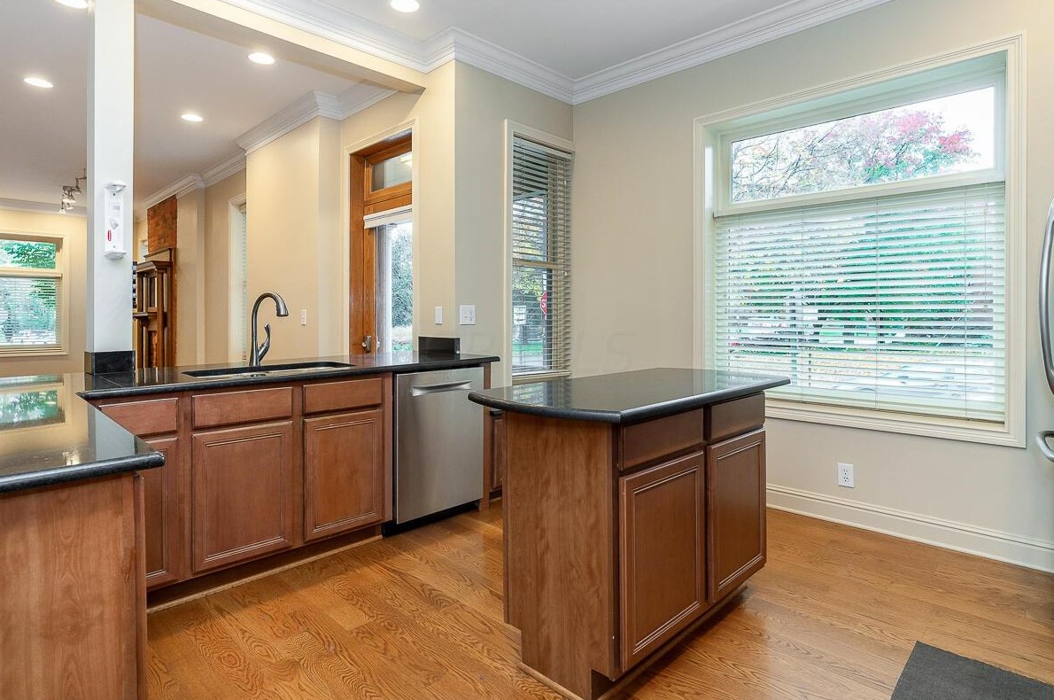 60 Buttles Ave, Columbus OH  43215-1451 exterior