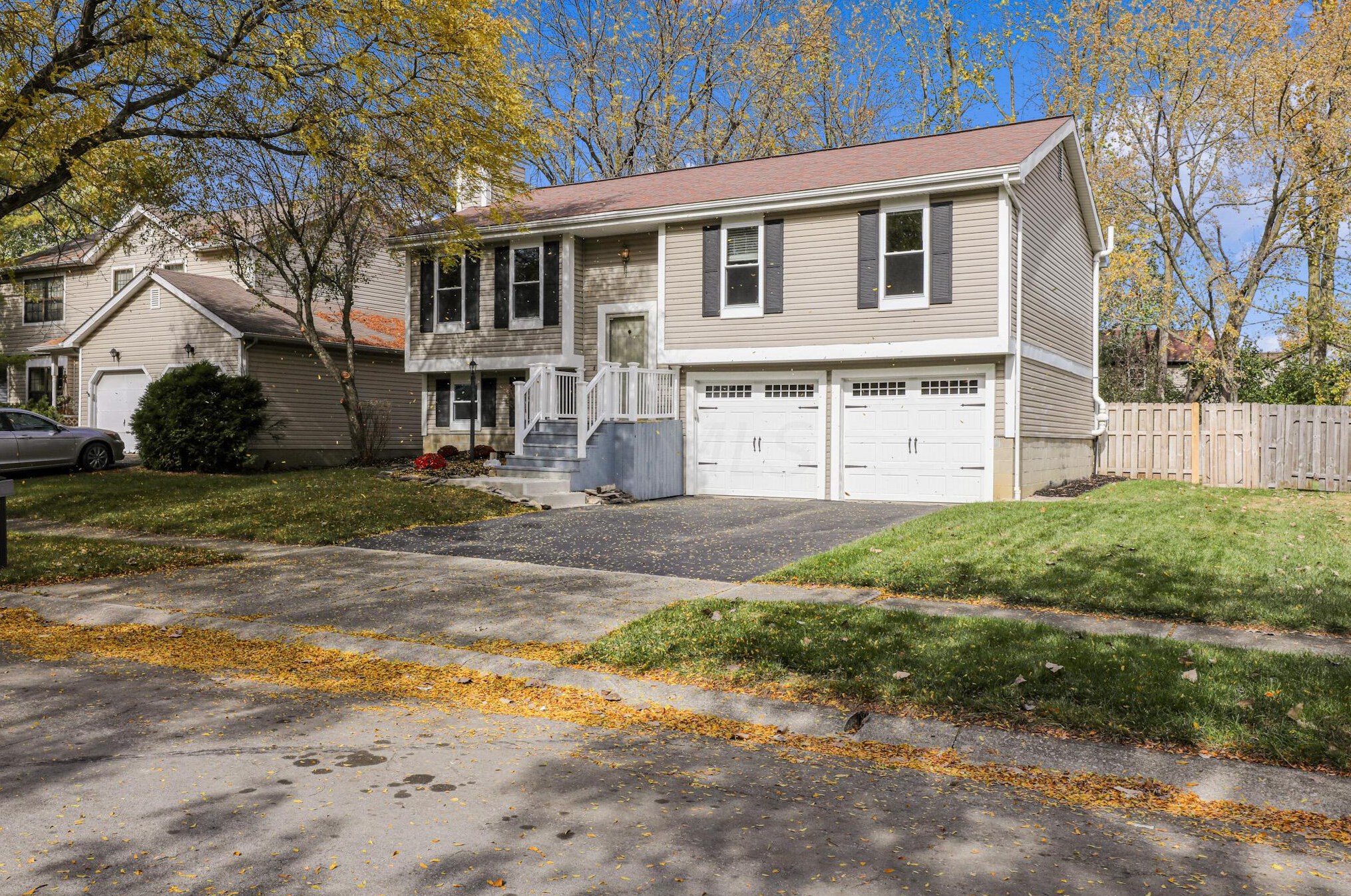 2424 Sandstrom Dr, Columbus OH  43235-1890 exterior