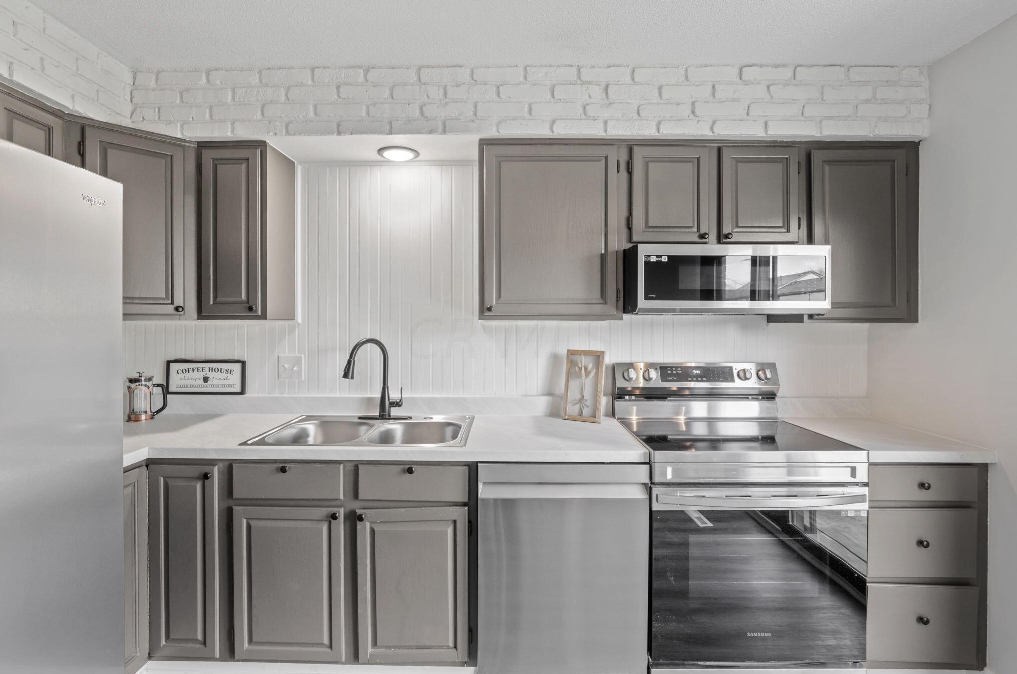 1601 Stephanie Ct, Columbus OH 43232-7408 exterior