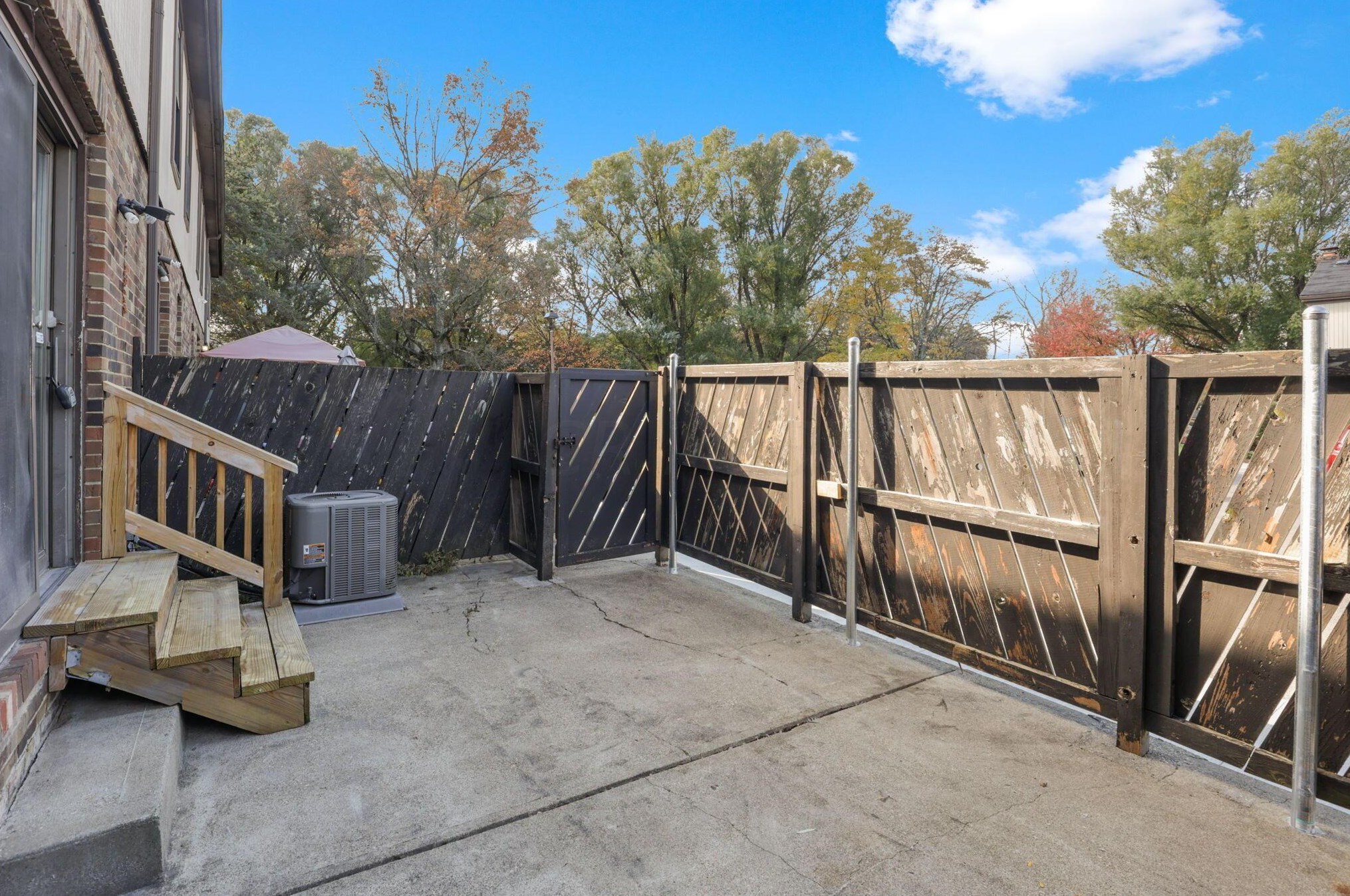 1601 Stephanie Ct, Columbus OH 43232-7408 exterior