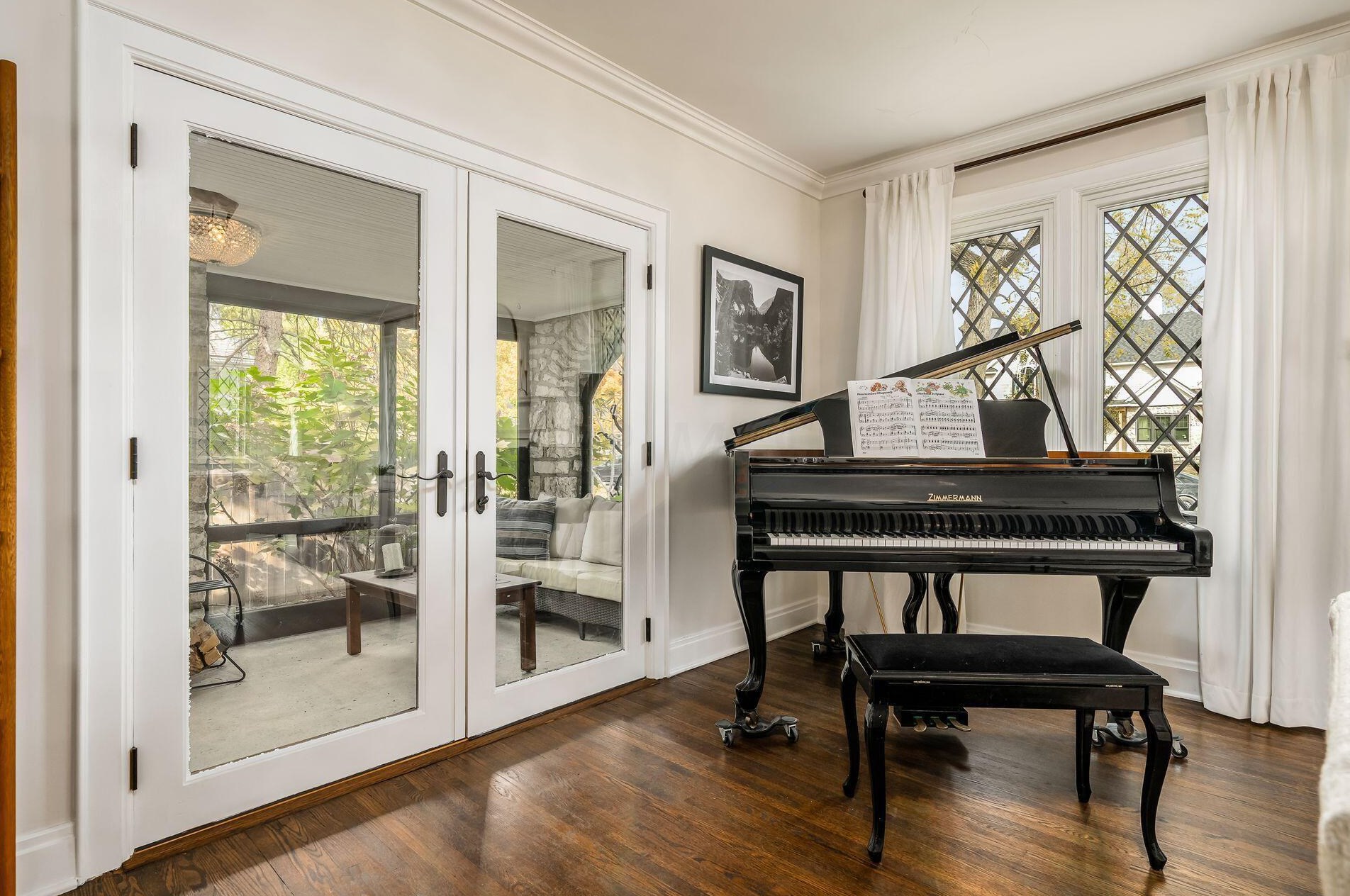 2351 Kensington Dr, Columbus OH 43221-3770 exterior