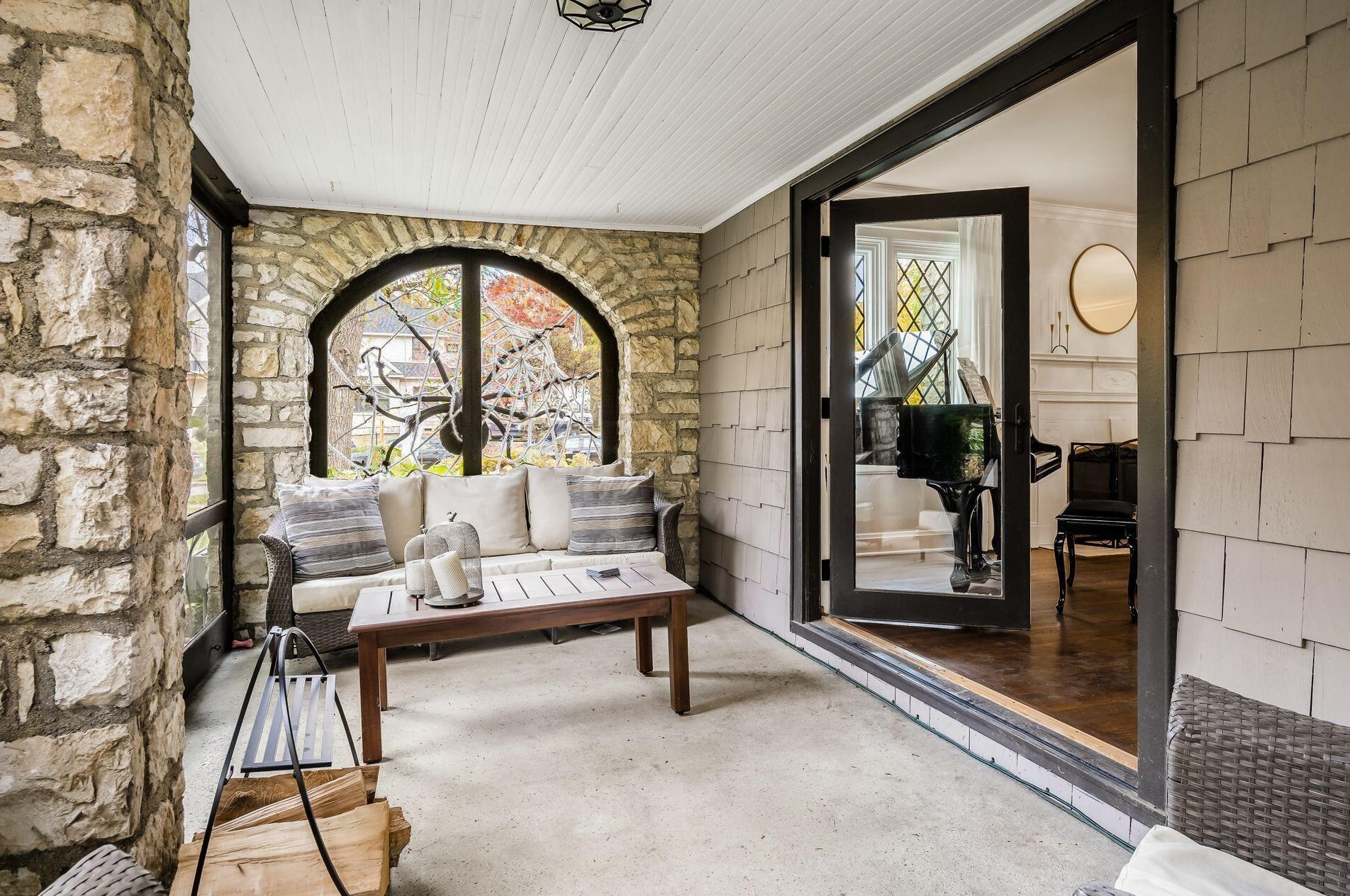 2351 Kensington Dr, Columbus OH 43221-3770 exterior