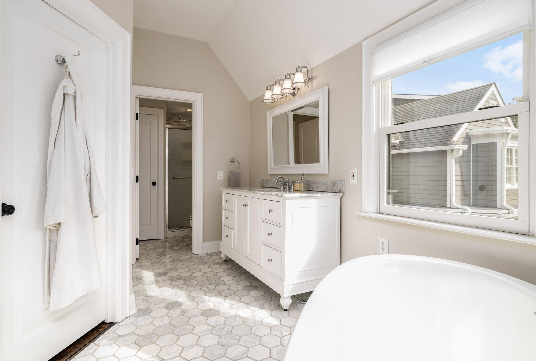 2351 Kensington Dr, Columbus OH 43221-3770 exterior