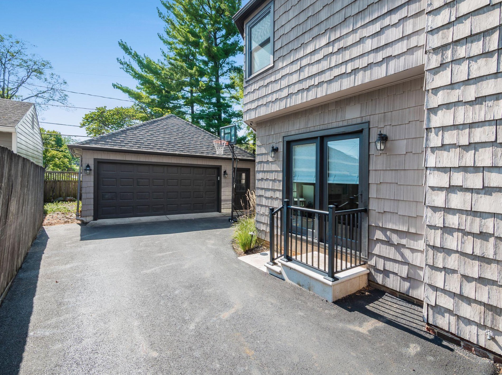 2351 Kensington Dr, Columbus OH 43221-3770 exterior