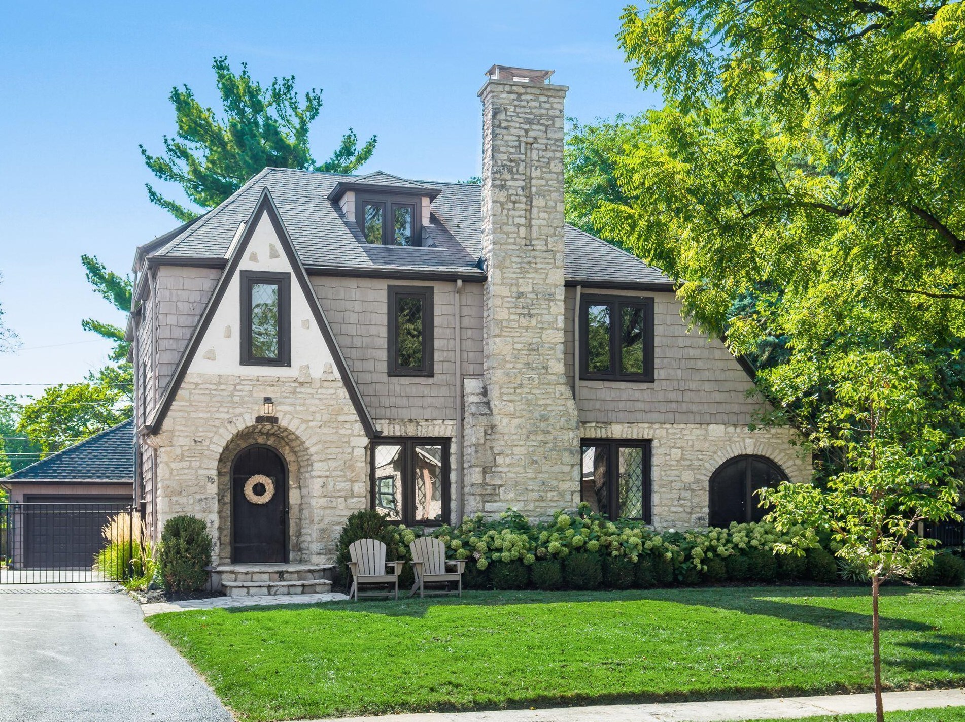 2351 Kensington Dr, Columbus OH 43221-3770 exterior