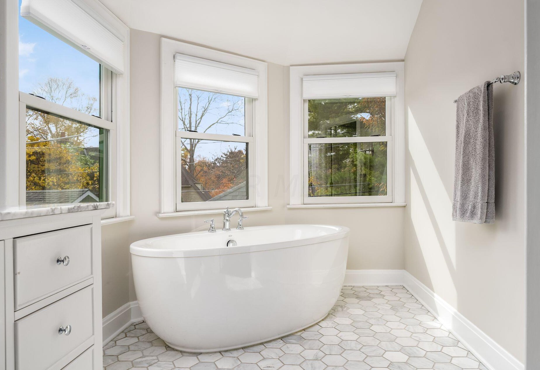 2351 Kensington Dr, Columbus OH 43221-3770 exterior