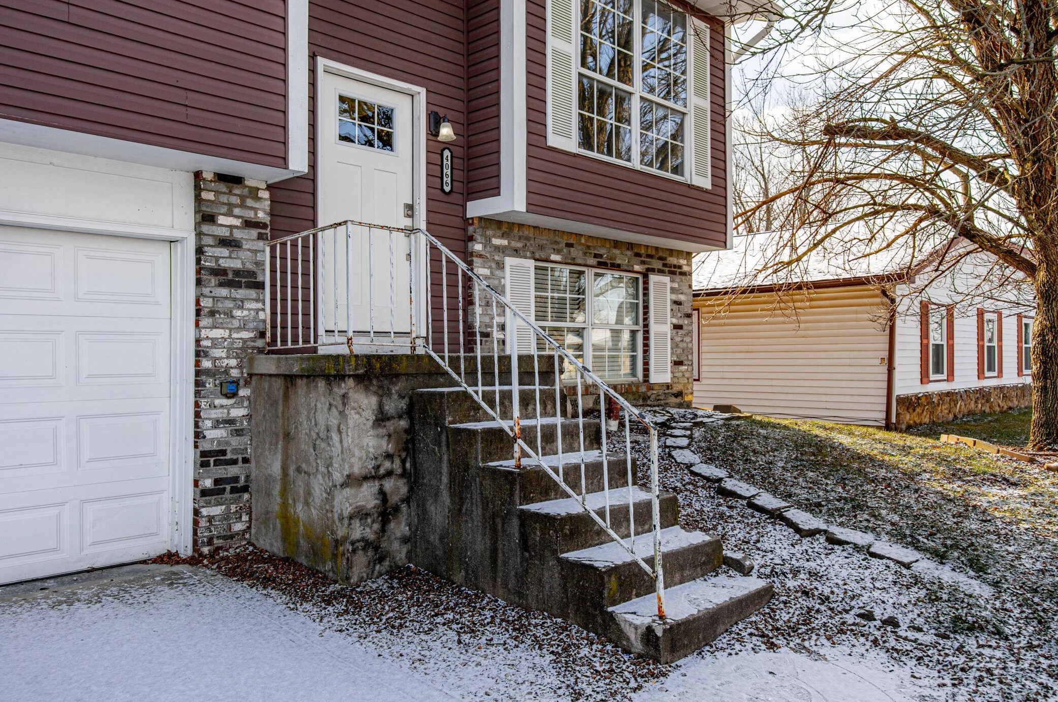 4066 Acres Dr, Columbus OH  43207-4639 exterior