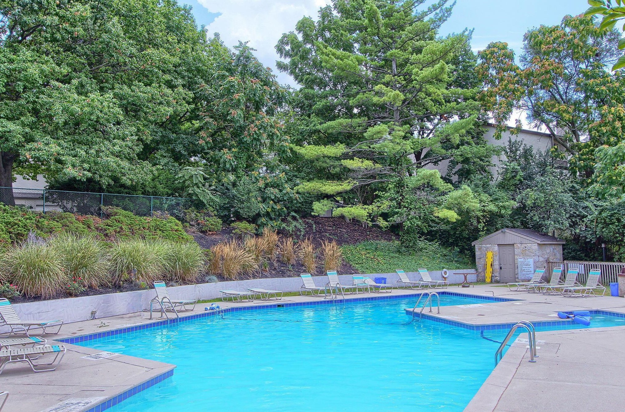 1207 Lake Shore Dr, Columbus OH 43204-4870 exterior