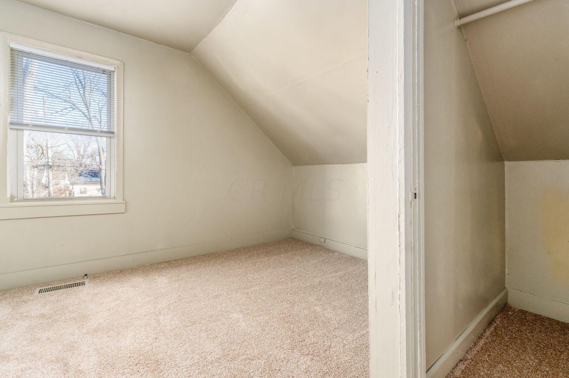 574 Hampton Rd, Columbus OH 43213-2727 exterior