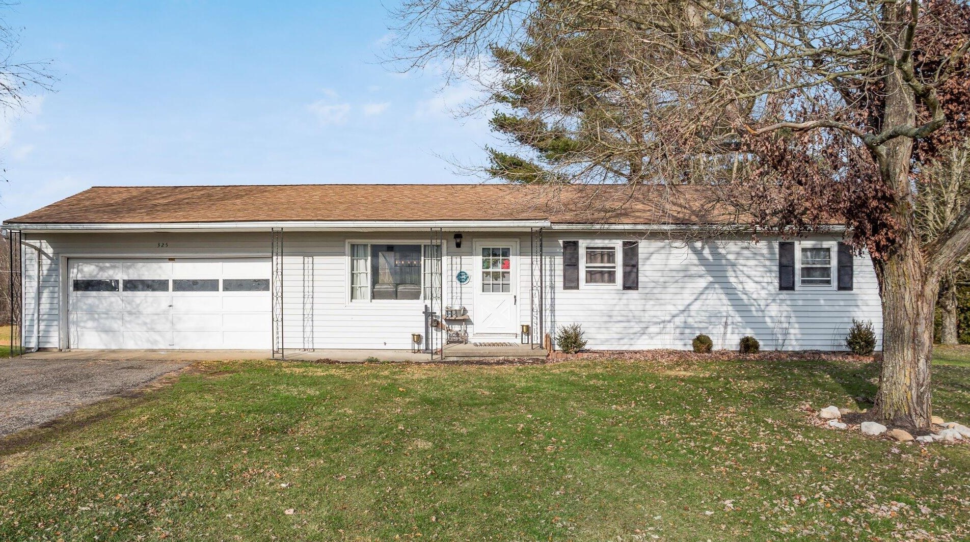 325 Mohican Dr, Crooksville OH  43731-9729 exterior
