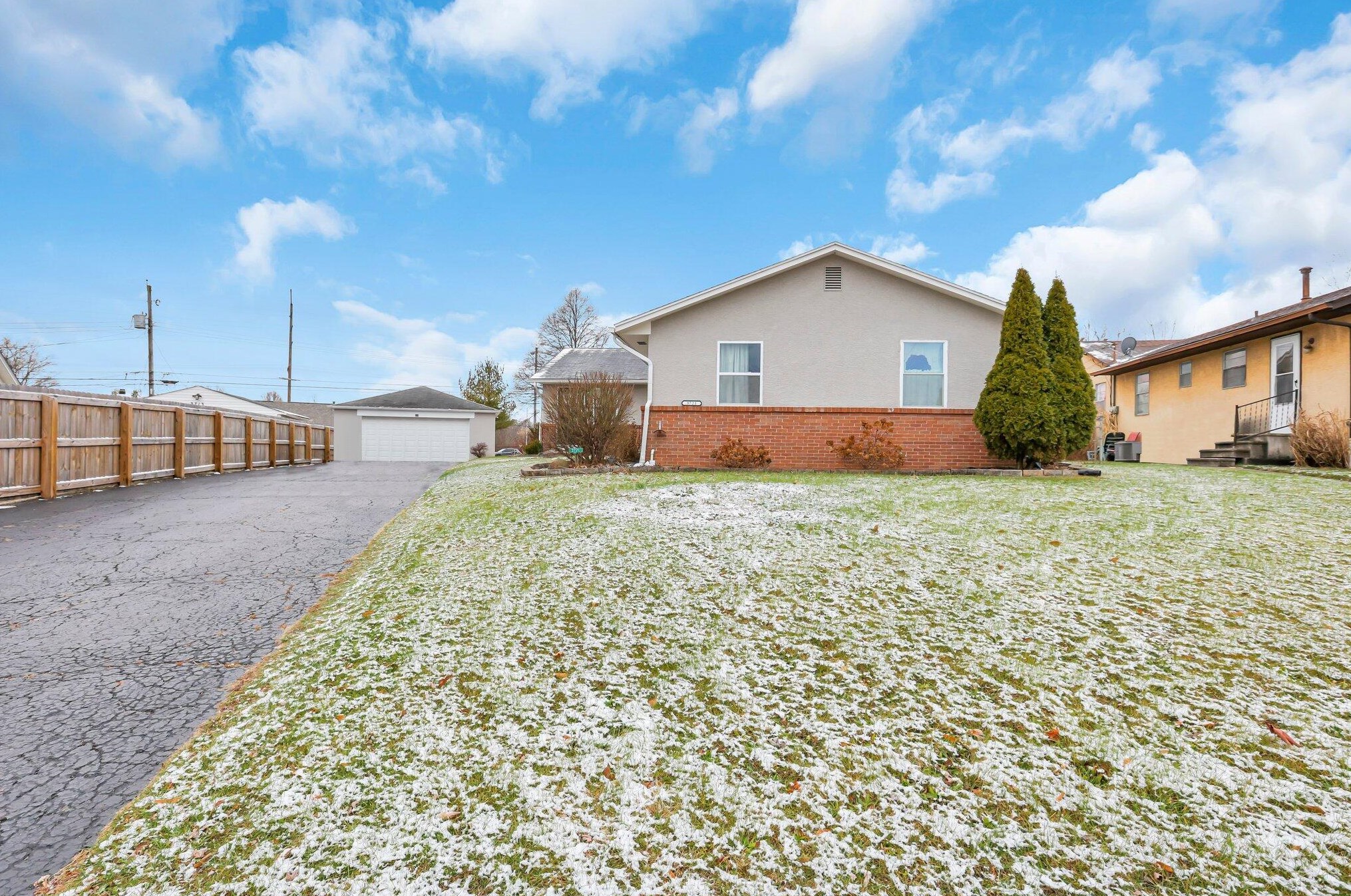 3719 Mccarley Dr, Columbus OH 43228-3134 exterior