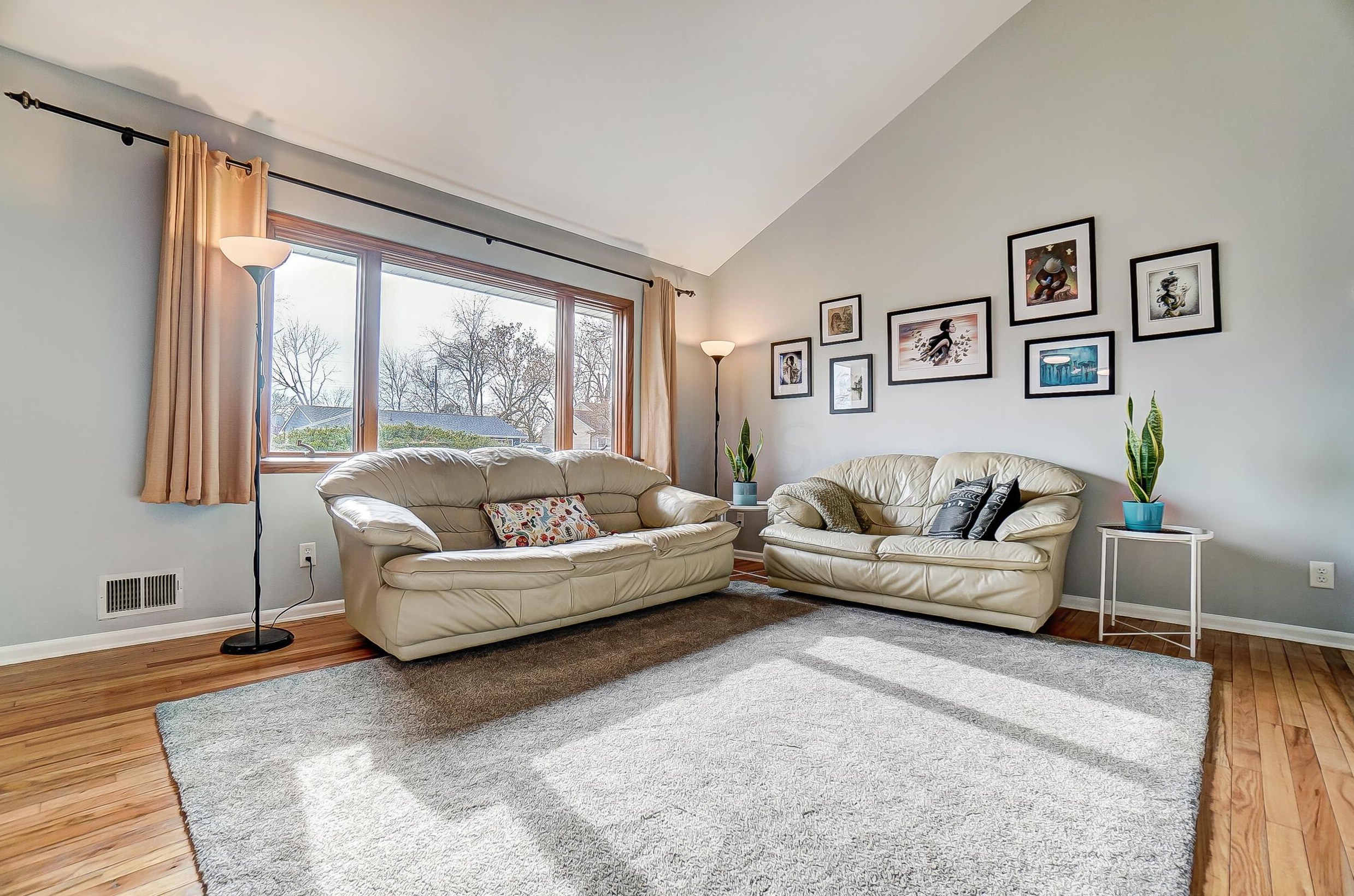 722 Harley Dr, Columbus OH 43202-1807 exterior