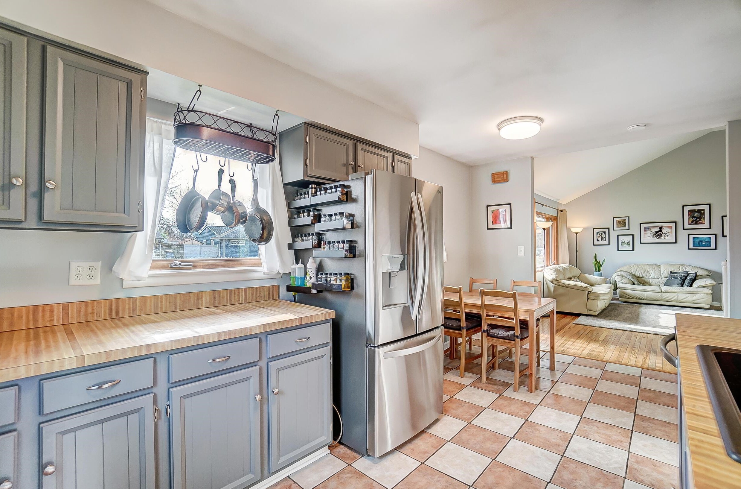 722 Harley Dr, Columbus OH 43202-1807 exterior