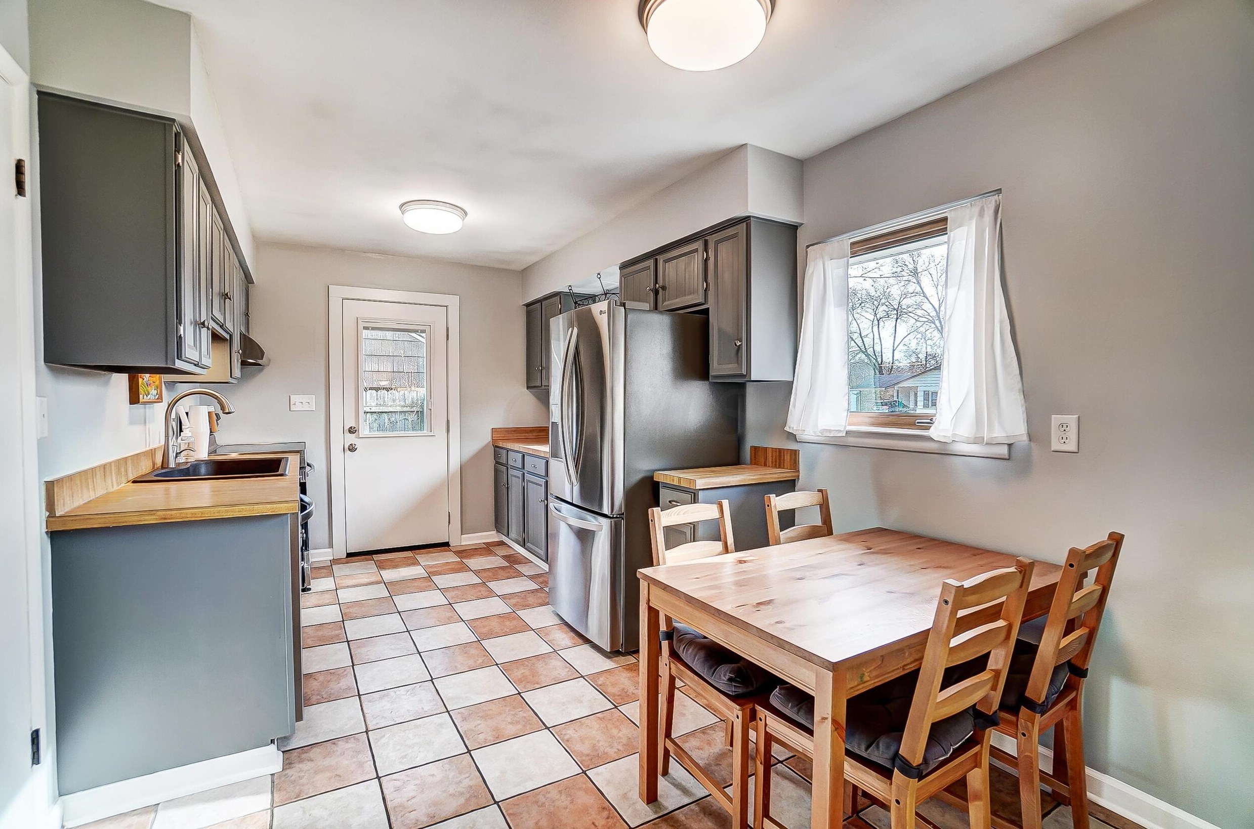 722 Harley Dr, Columbus OH 43202-1807 exterior