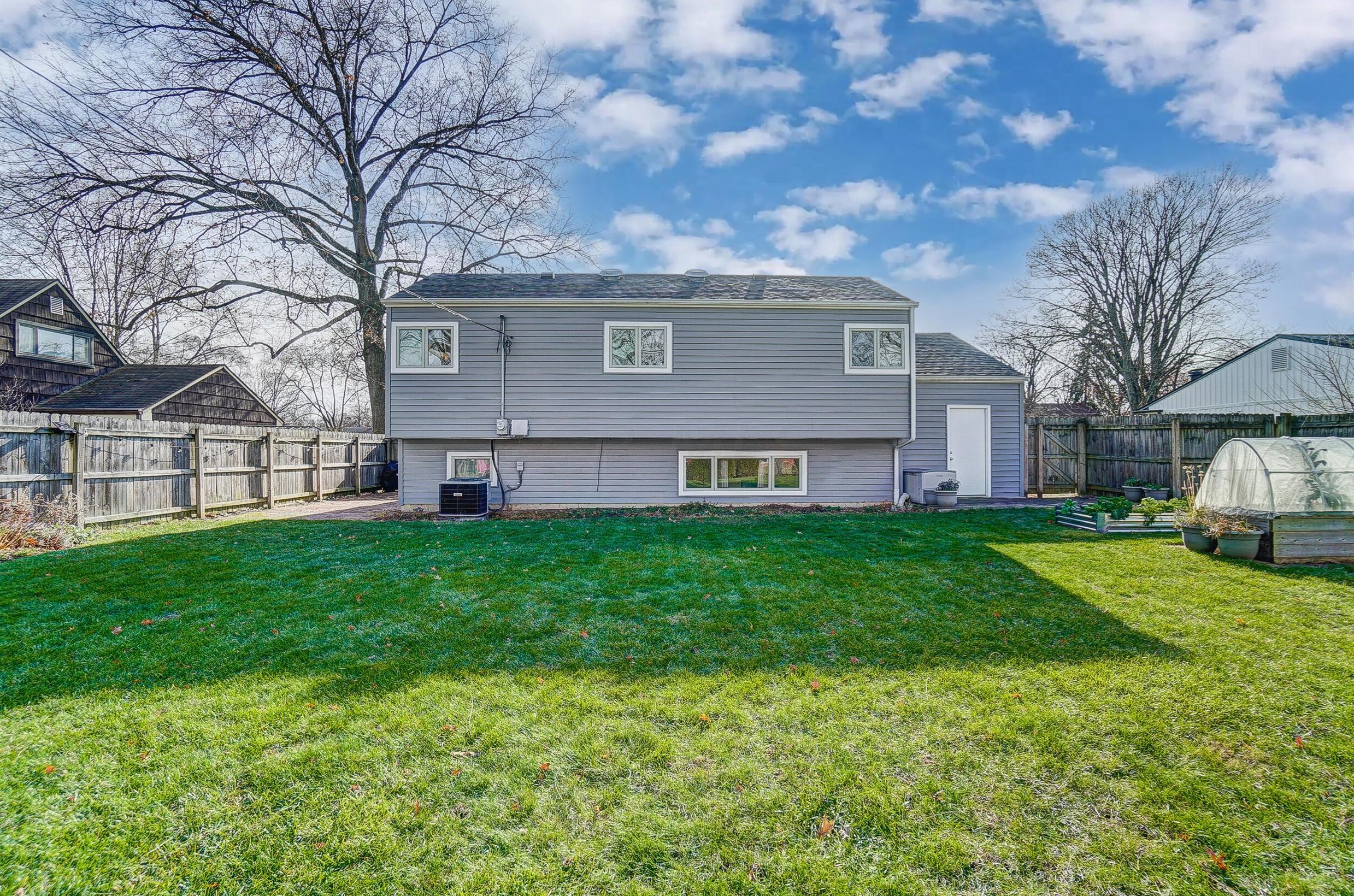 722 Harley Dr, Columbus OH 43202-1807 exterior