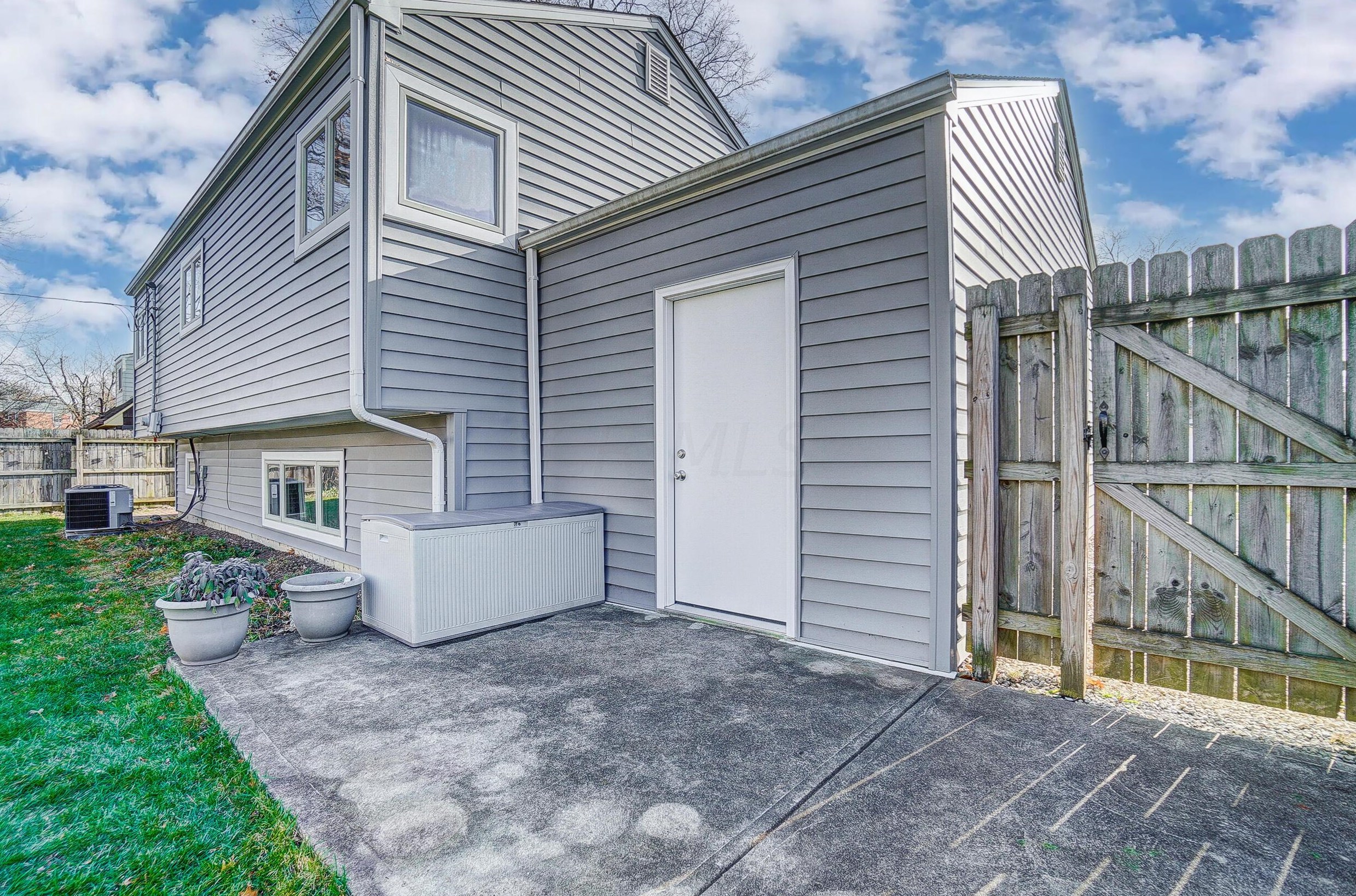 722 Harley Dr, Columbus OH 43202-1807 exterior