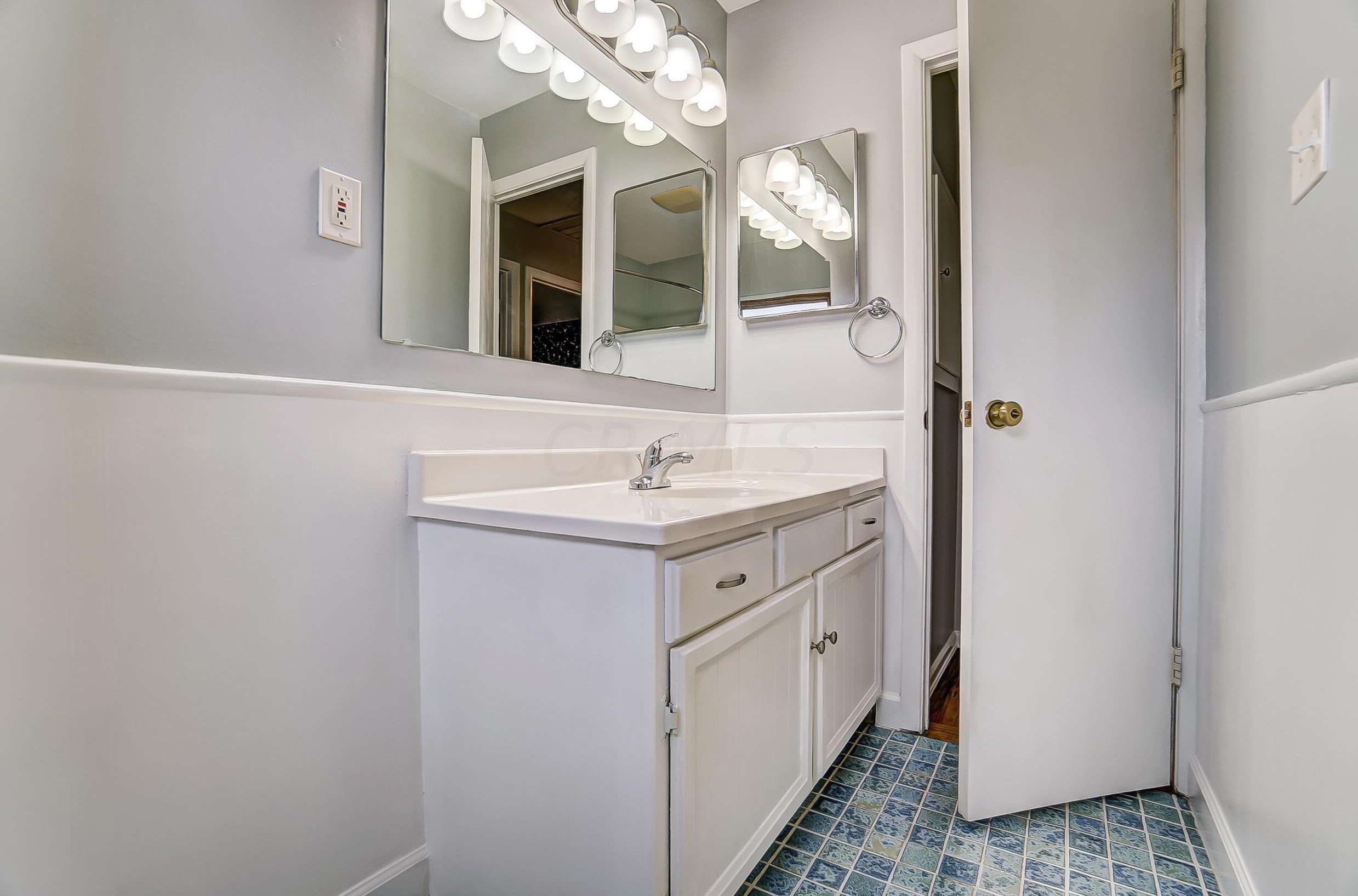 722 Harley Dr, Columbus OH 43202-1807 exterior