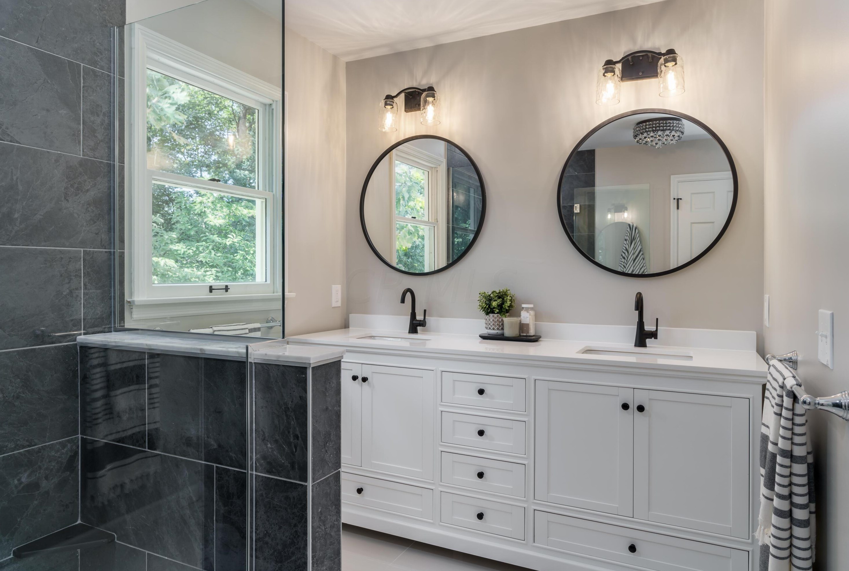 1377 Oakbourne Dr, Columbus OH  43235-1172 exterior