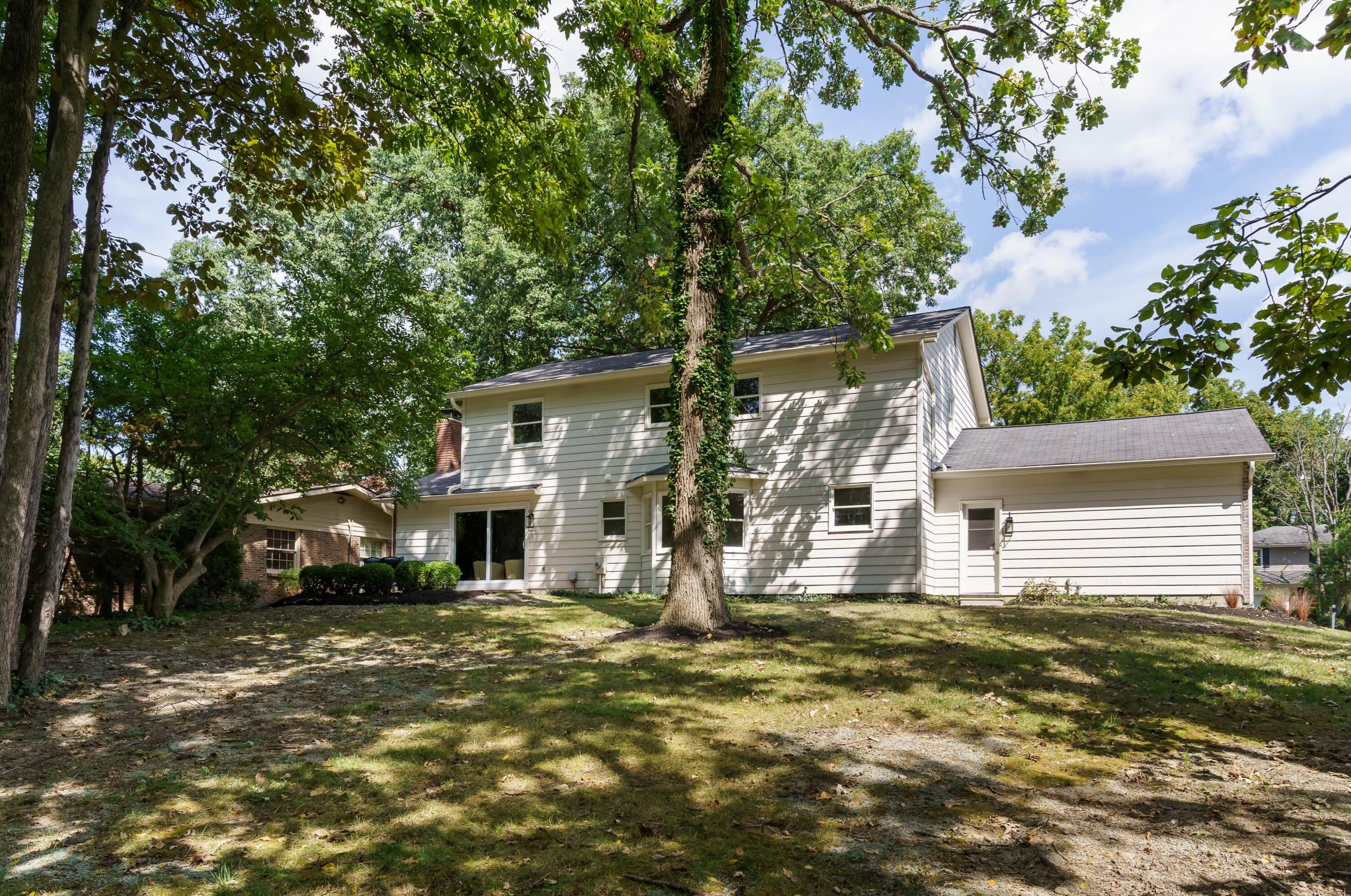 1377 Oakbourne Dr, Columbus OH  43235-1172 exterior