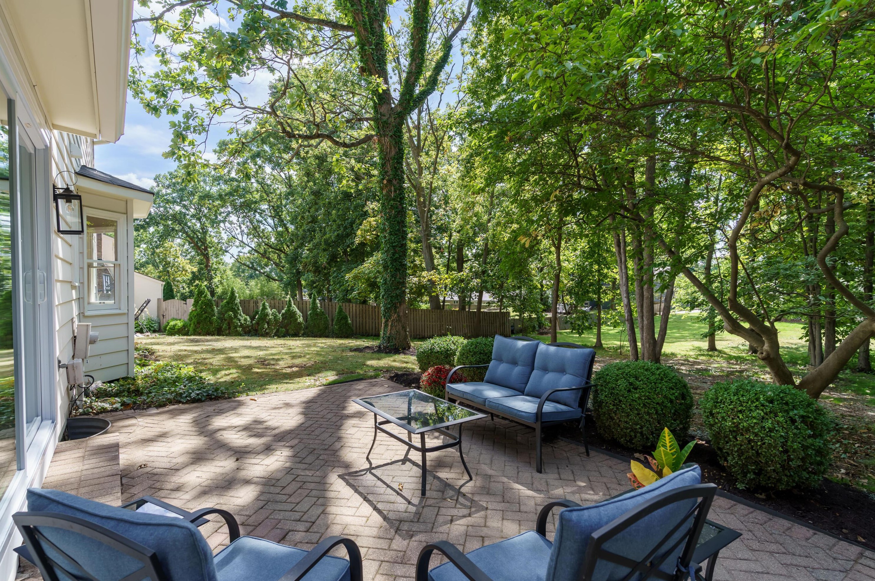 1377 Oakbourne Dr, Columbus OH  43235-1172 exterior