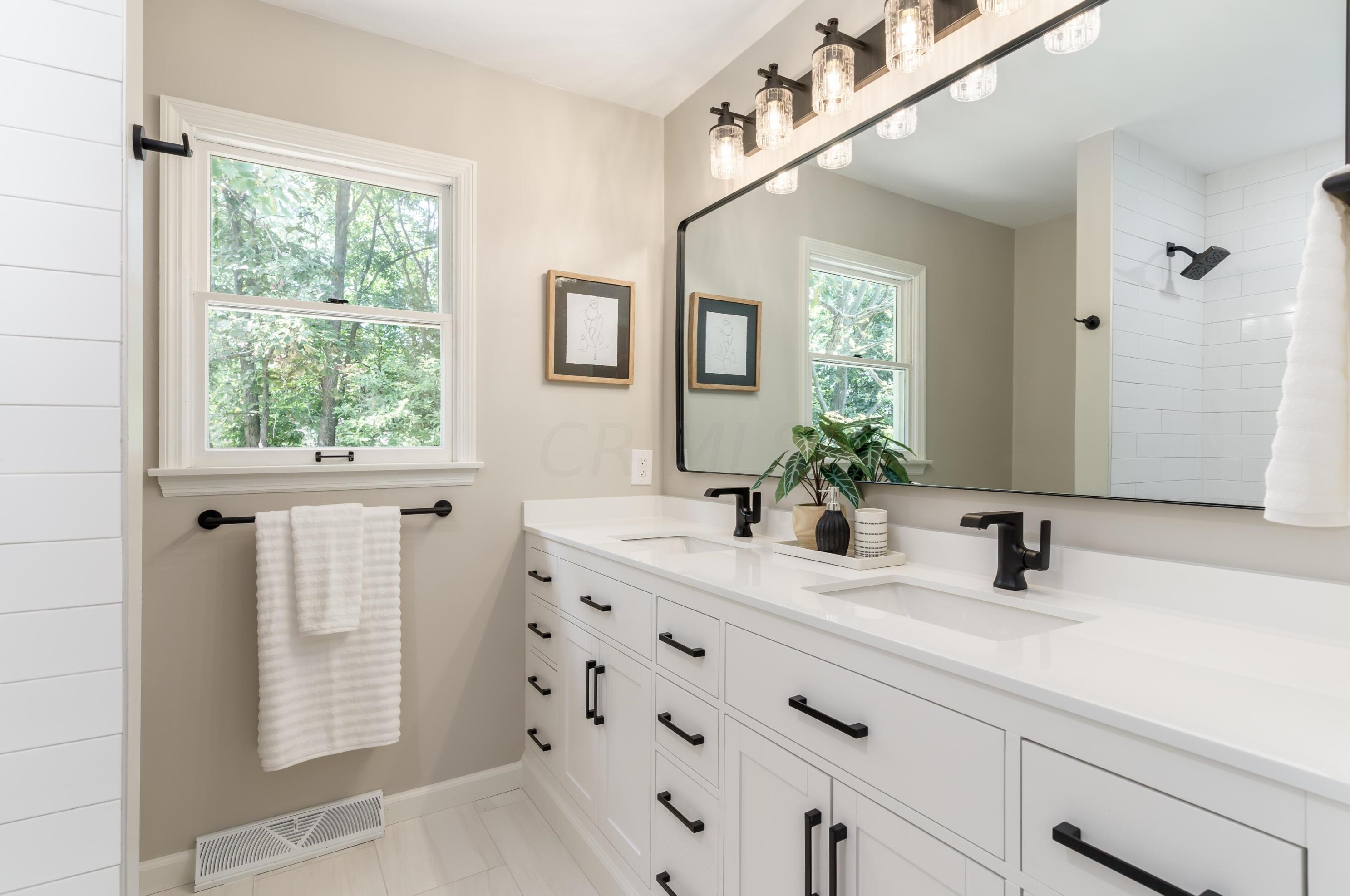 1377 Oakbourne Dr, Columbus OH  43235-1172 exterior