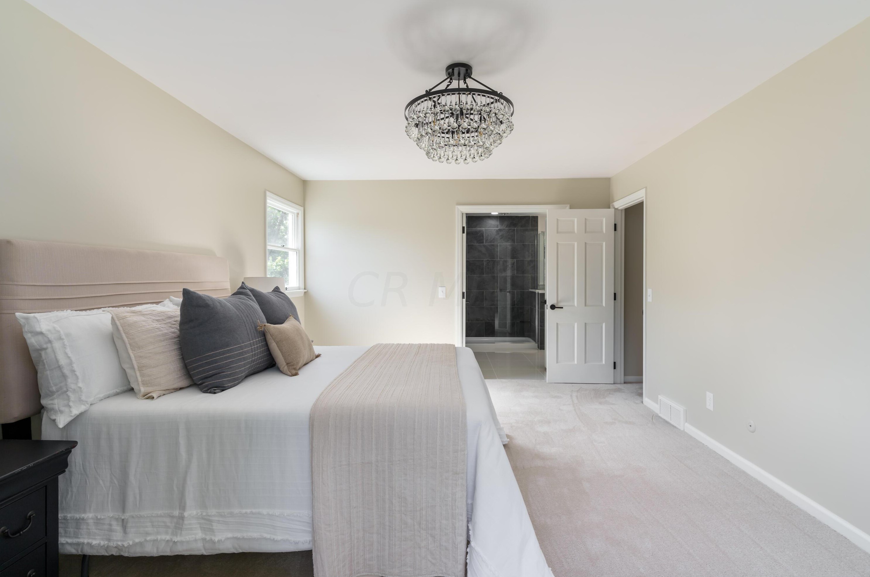 1377 Oakbourne Dr, Columbus OH  43235-1172 exterior