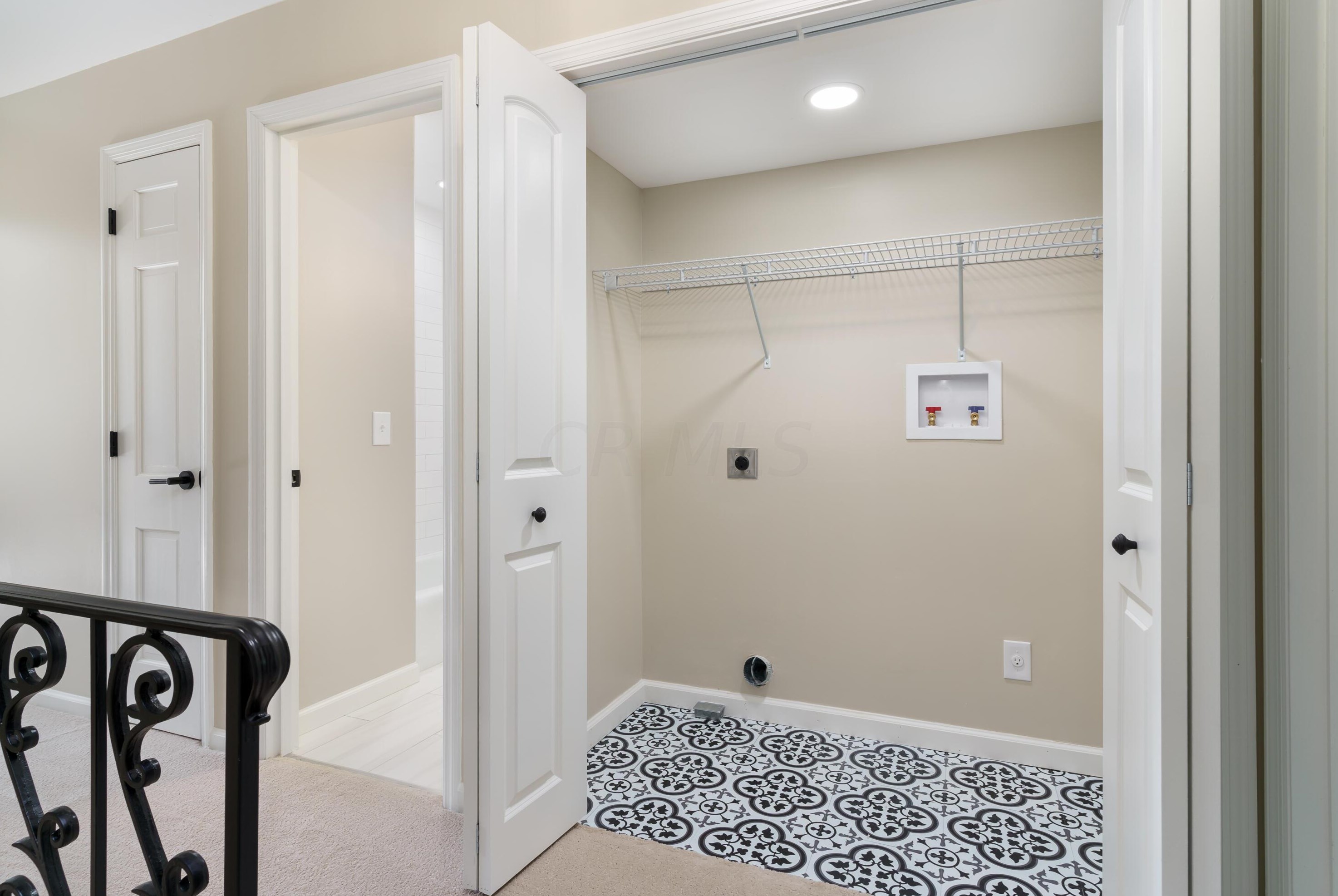 1377 Oakbourne Dr, Columbus OH  43235-1172 exterior