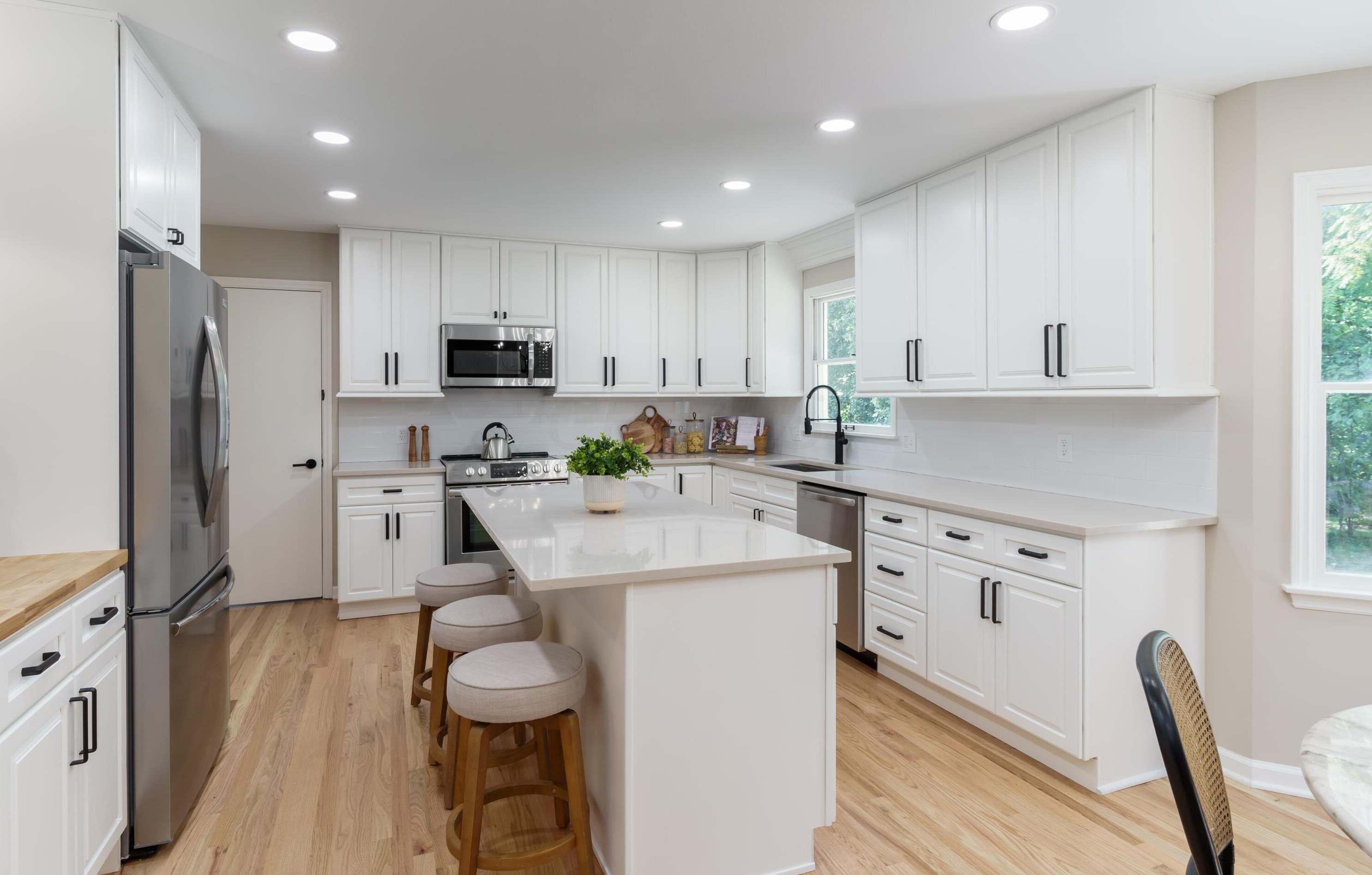 1377 Oakbourne Dr, Columbus OH  43235-1172 exterior