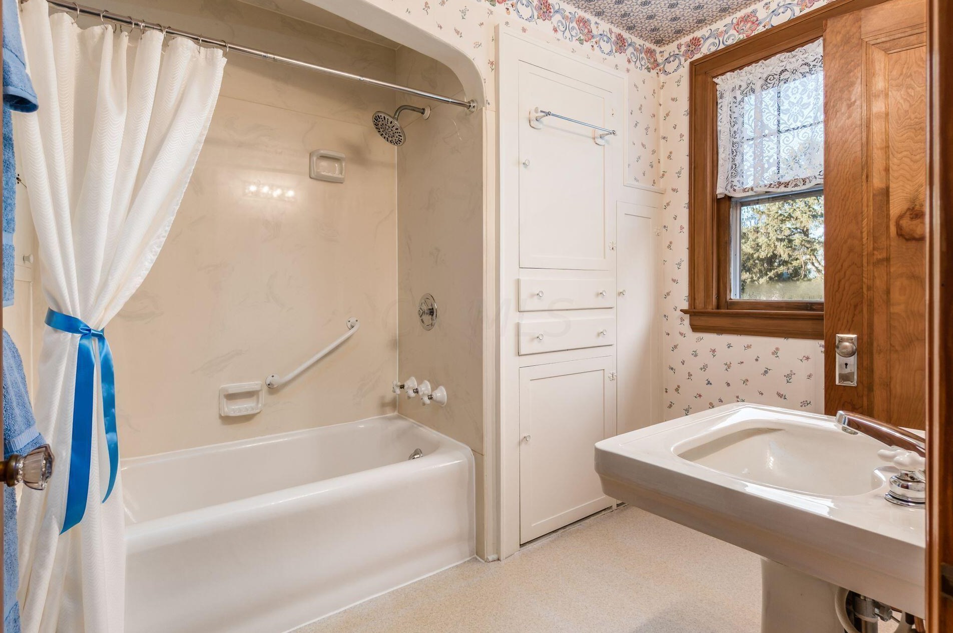 46 Weisheimer Rd, Columbus OH 43214-2146 exterior