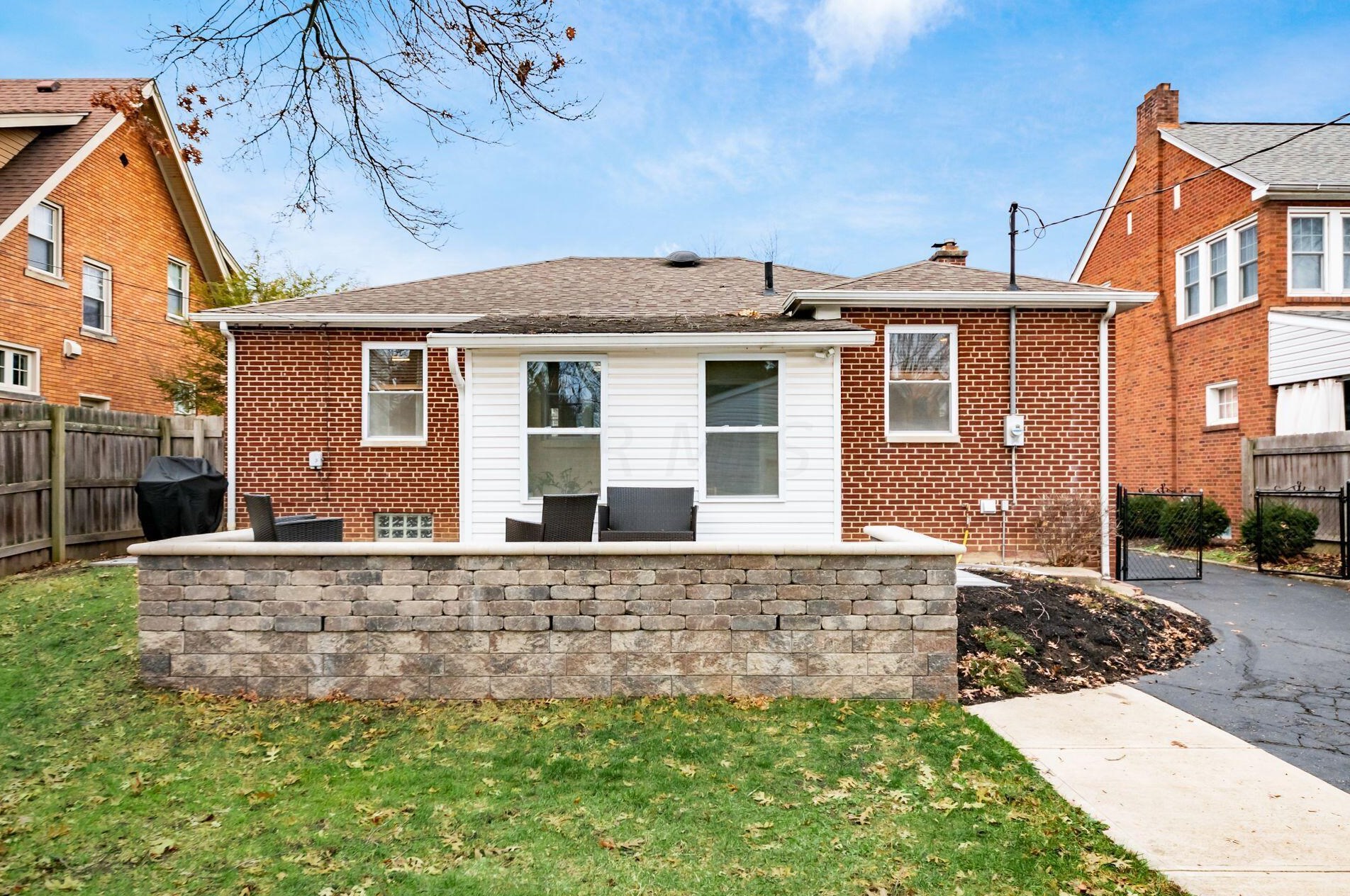 215 Richards Rd, Columbus OH  43214-3737 exterior